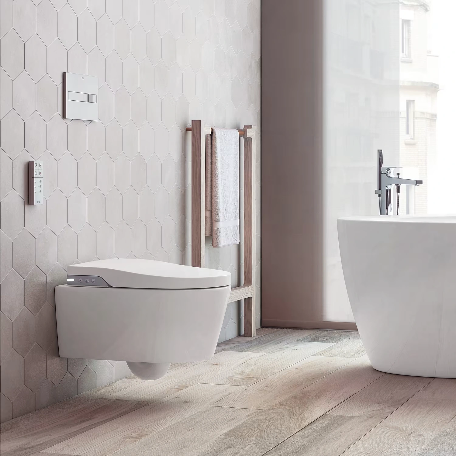 Weißes Living Dusch-WC spülrandlos in einem helleingerichtetem Bad