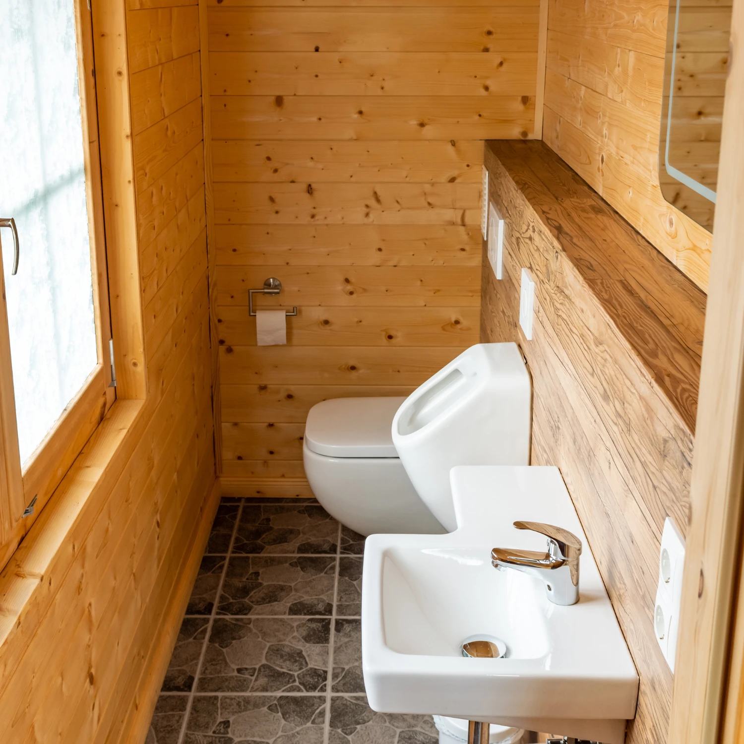 gemütliches Gästebad mit Holzverkleidung