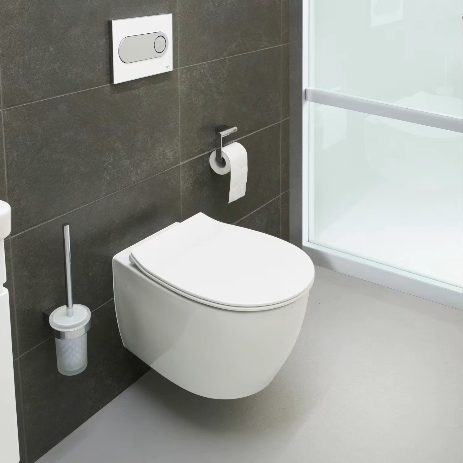 Home 2.0 Wand-WC der Megabad Profi Collection in Badezimmer mit dunklen Wandfliesen
