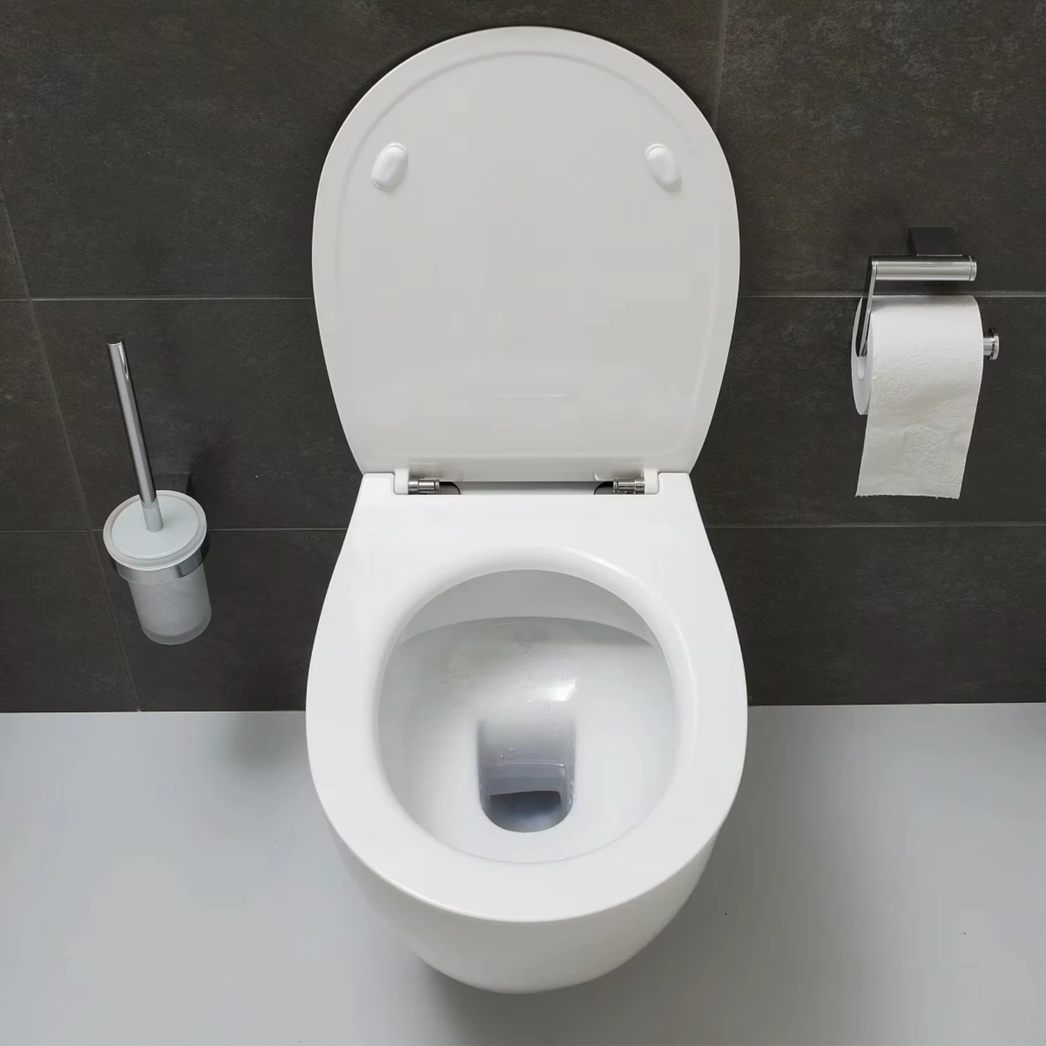 Weißer WC-Sitz von Megabad Profi Collection in einem modernen Bad