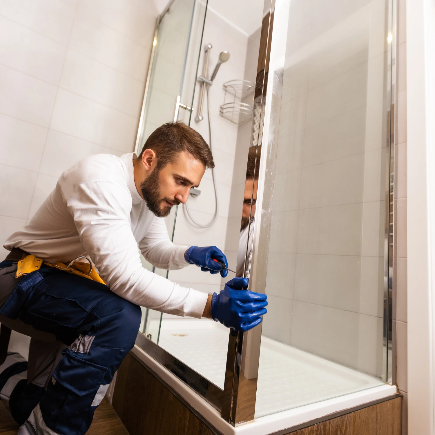 Handwerker, der eine Dusche abdichtet