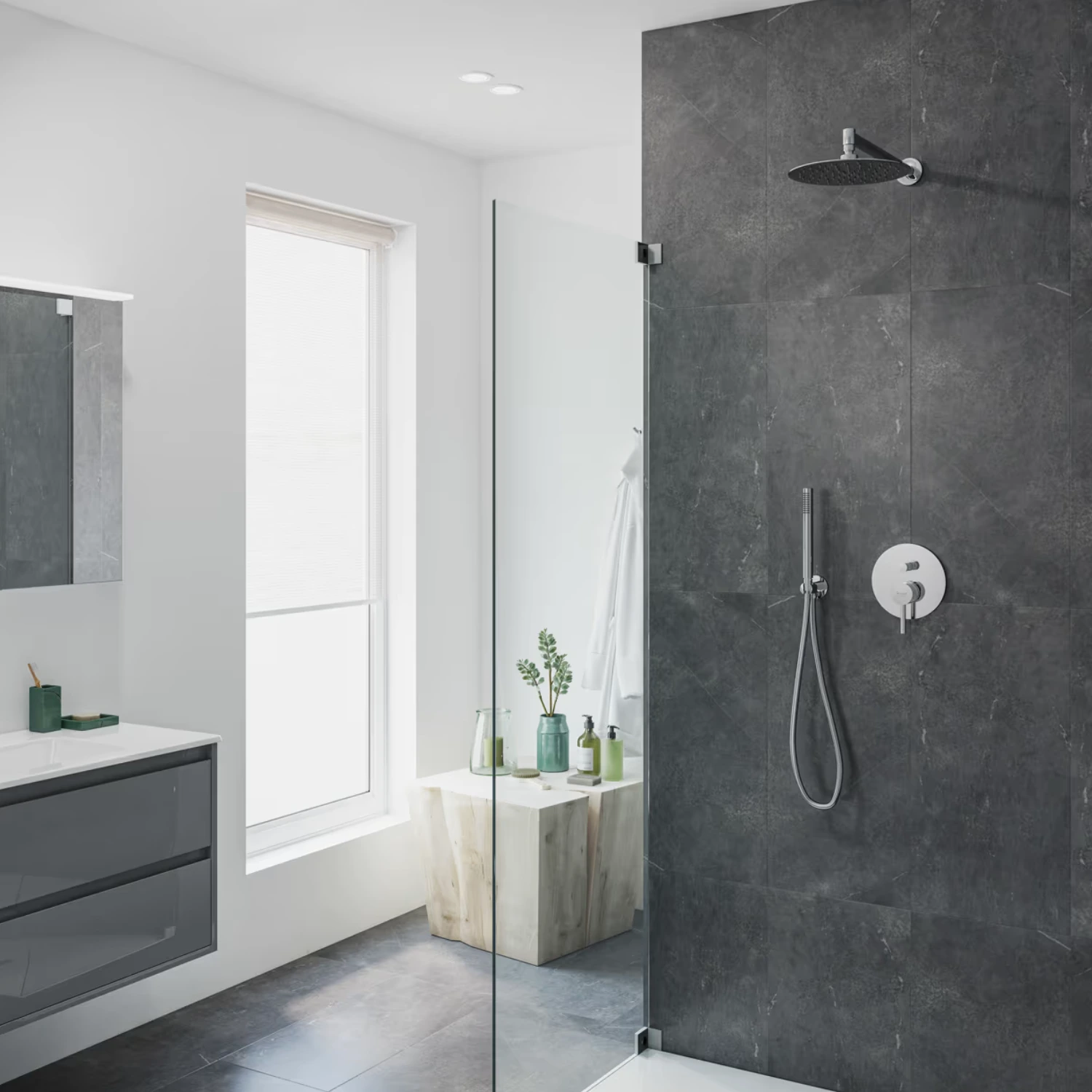 Helles, modernes Badezimmer mit Dusche und Waschplatz, bei dem das WC dezent hinter einer Wand verborgen ist