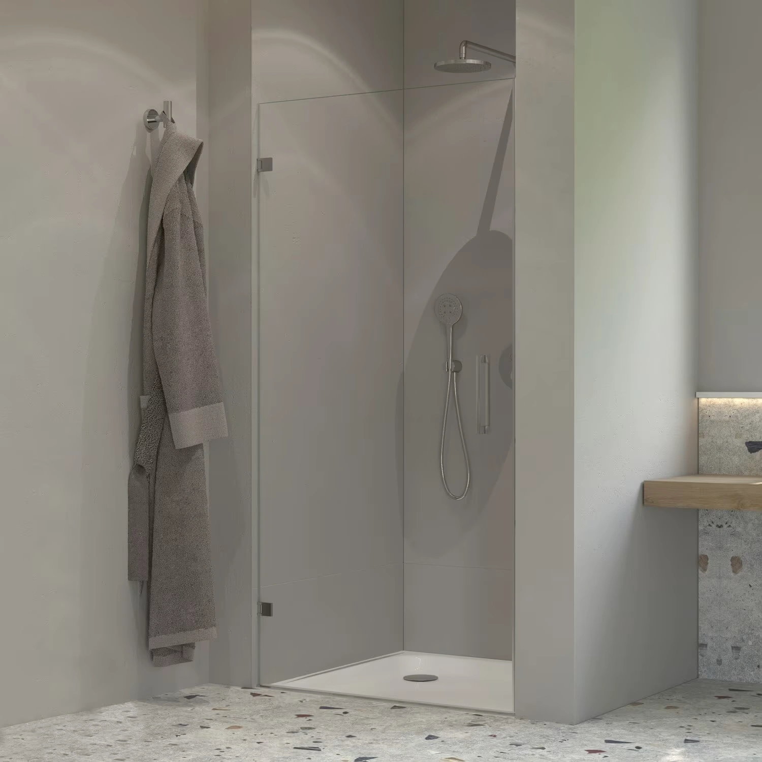 Duschwand in einer Nische in einem grauen Bad