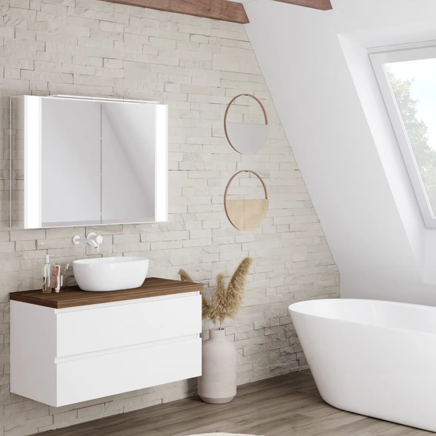 Helles Bad mit vielen Weiß- und Beigetönen und einer Dachschräge über der Badewanne