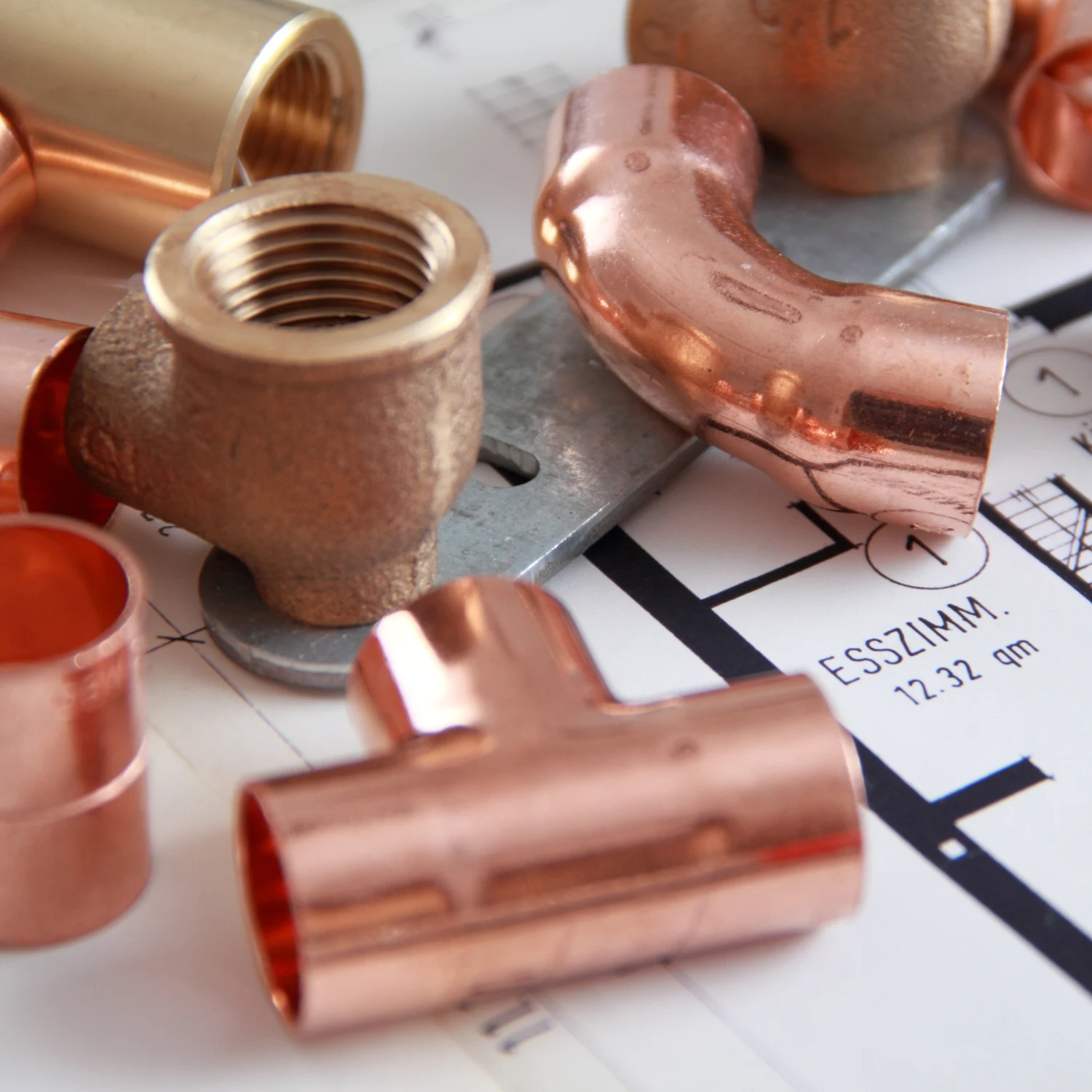 Rohrteile vor dem Verlegen von Wasserleitungen