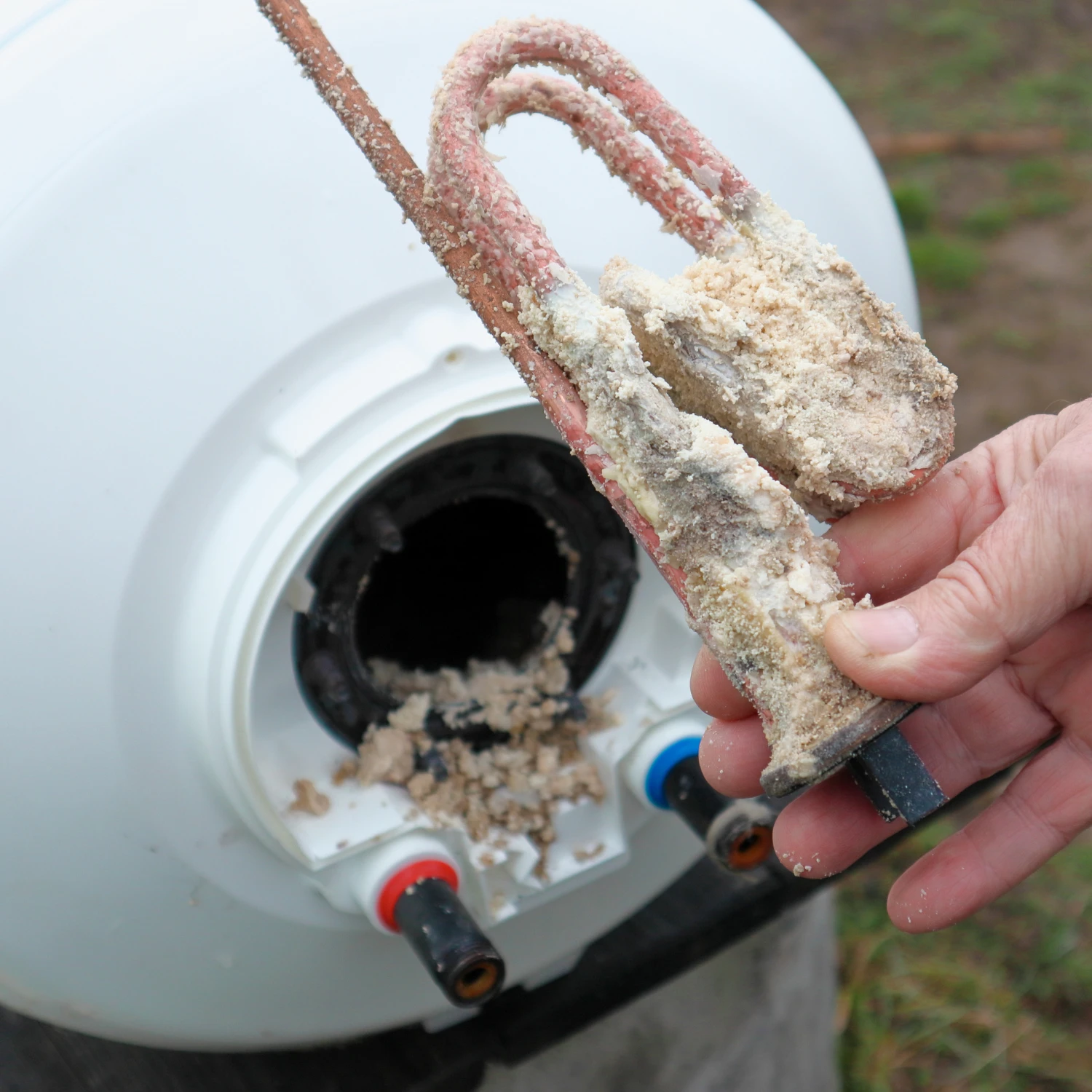 Stark verkalktes Heizelement eines Warmwasserboilers