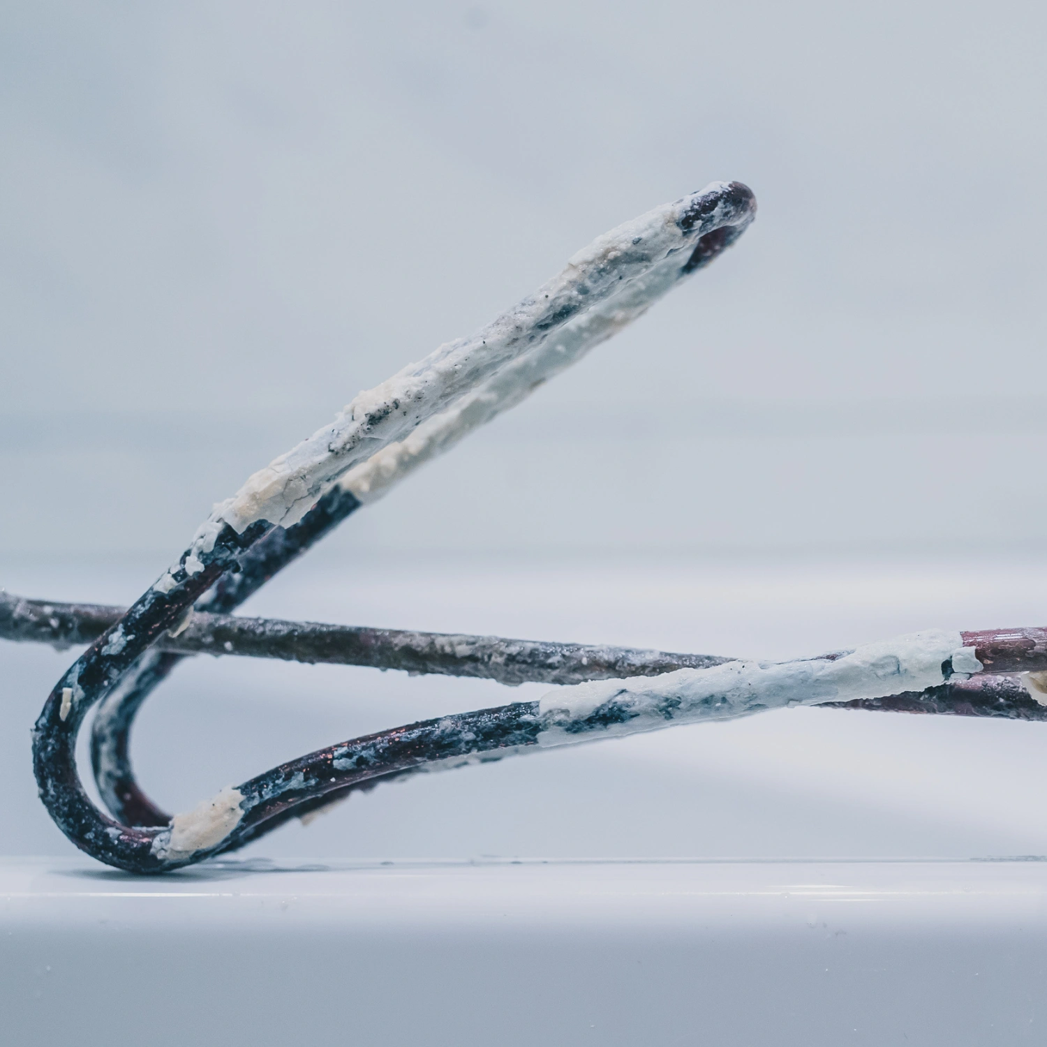 Verkalkter Heizstab als Symbolbild zu „Boiler entkalken“