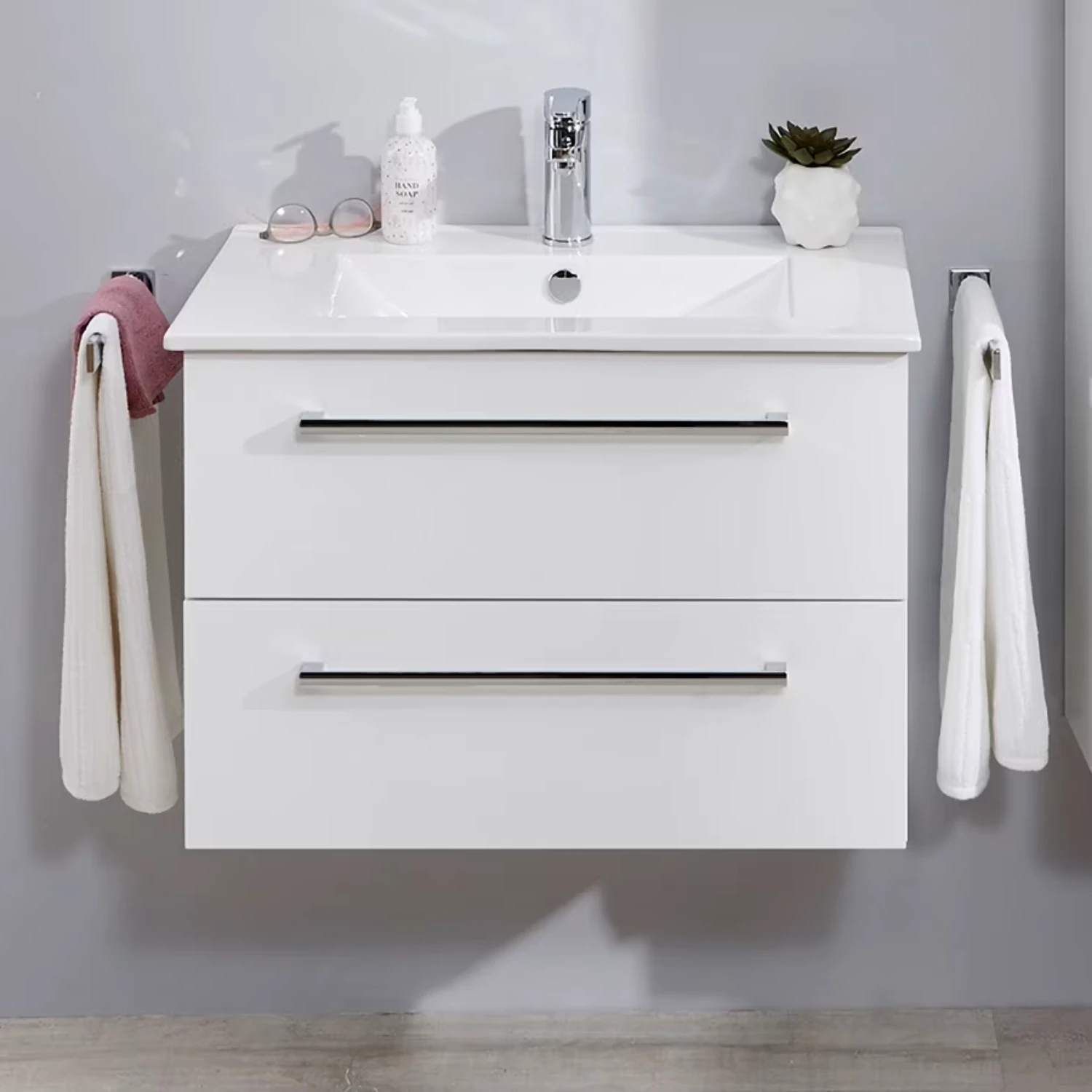 Helle Waschtischkombination für ein Bad ohne Fenster