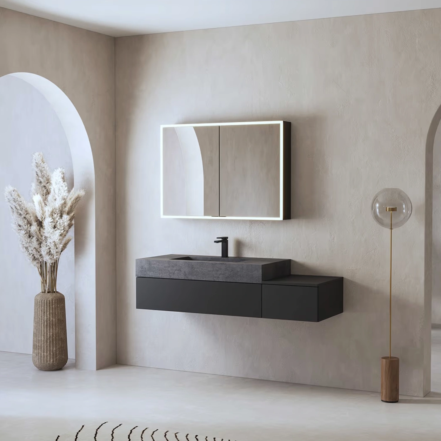 ALLUVION Pluto Spiegelschrank in einem beigen, fugenlosen Bad