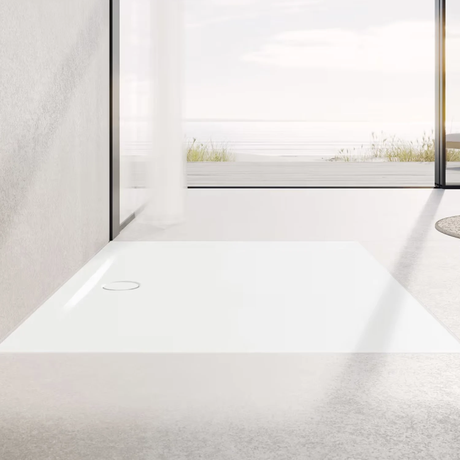 Offene Walk-in-Dusche im Badezimmer ohne Fliesen