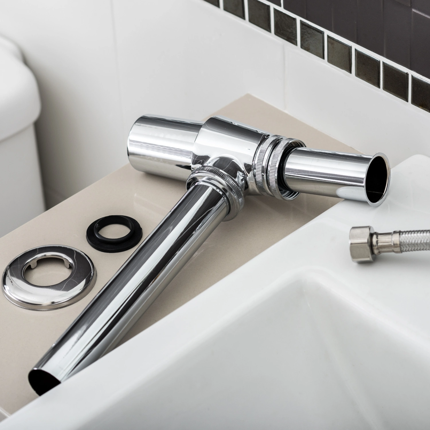 Einzelteile eines Siphons