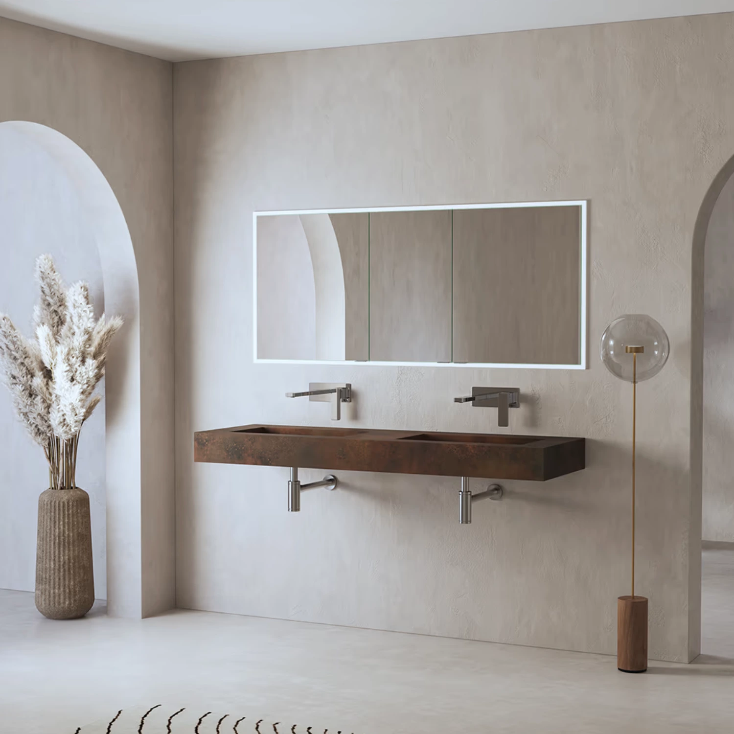 Hell gestaltetes Kalkputz-Badezimmer.