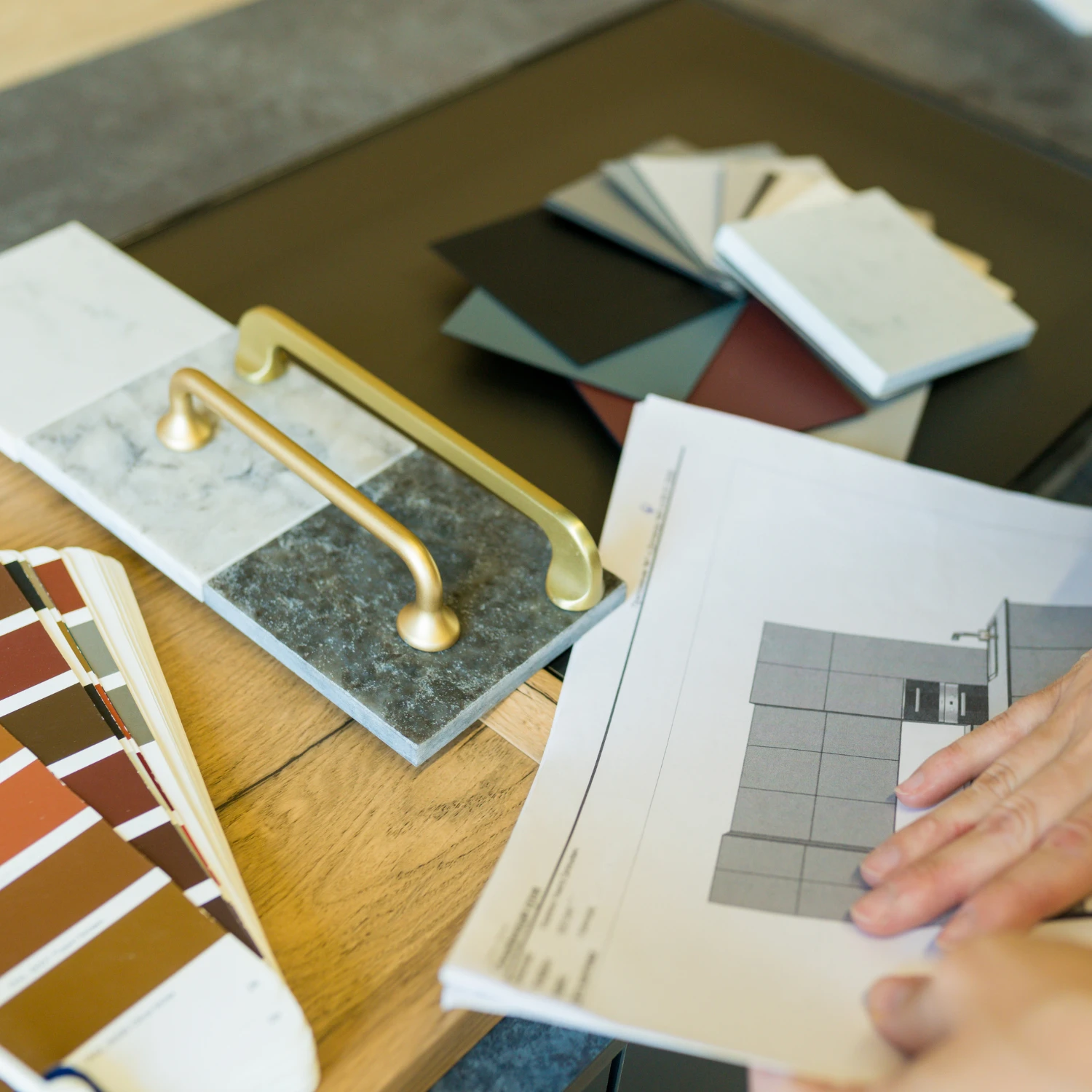 Eine Person holt sich Tipps für die Küchenplanung