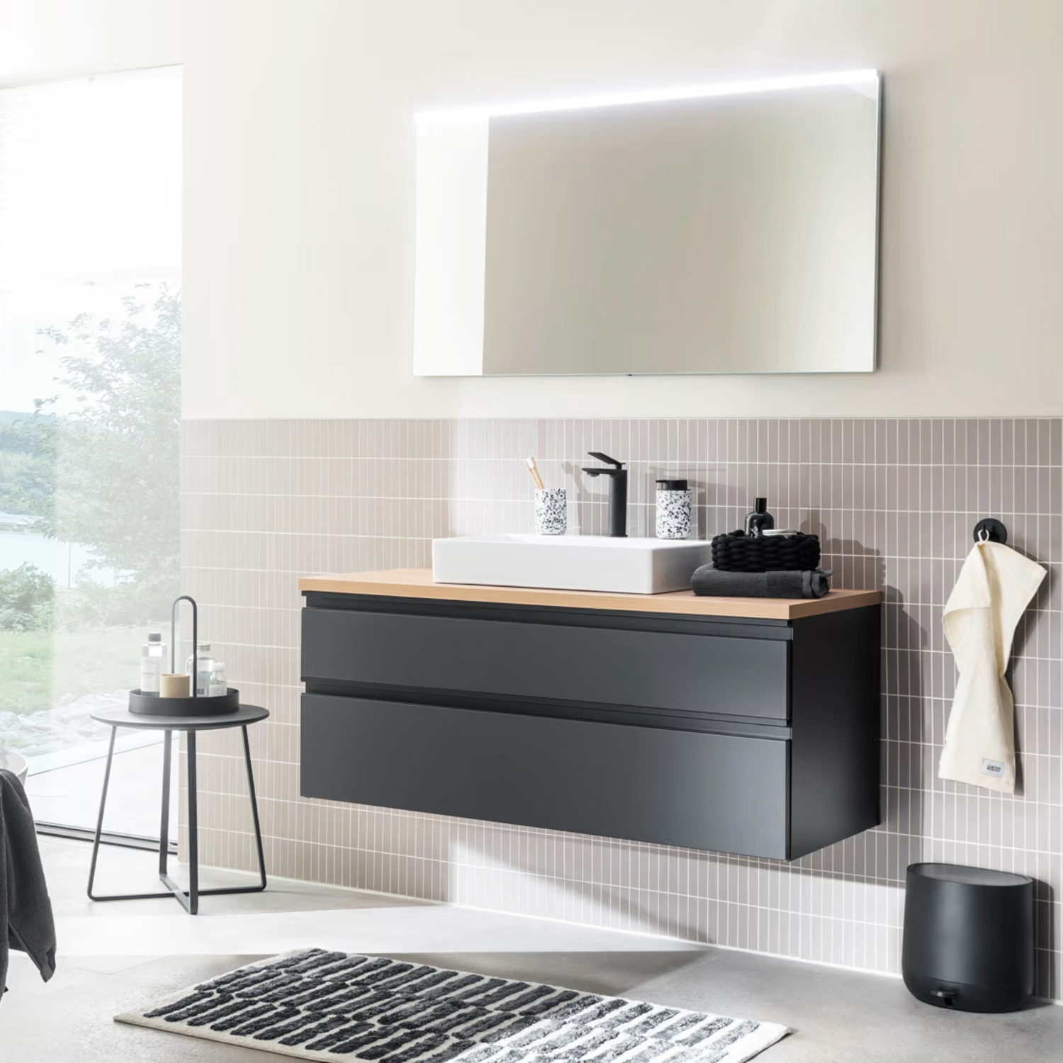 SCHÖNER WOHNEN-Kollektion Stockholm Aufsatzwaschtisch mit Waschtischplatte und Unterschrank in einem Bad mit Taupe-Fliesen