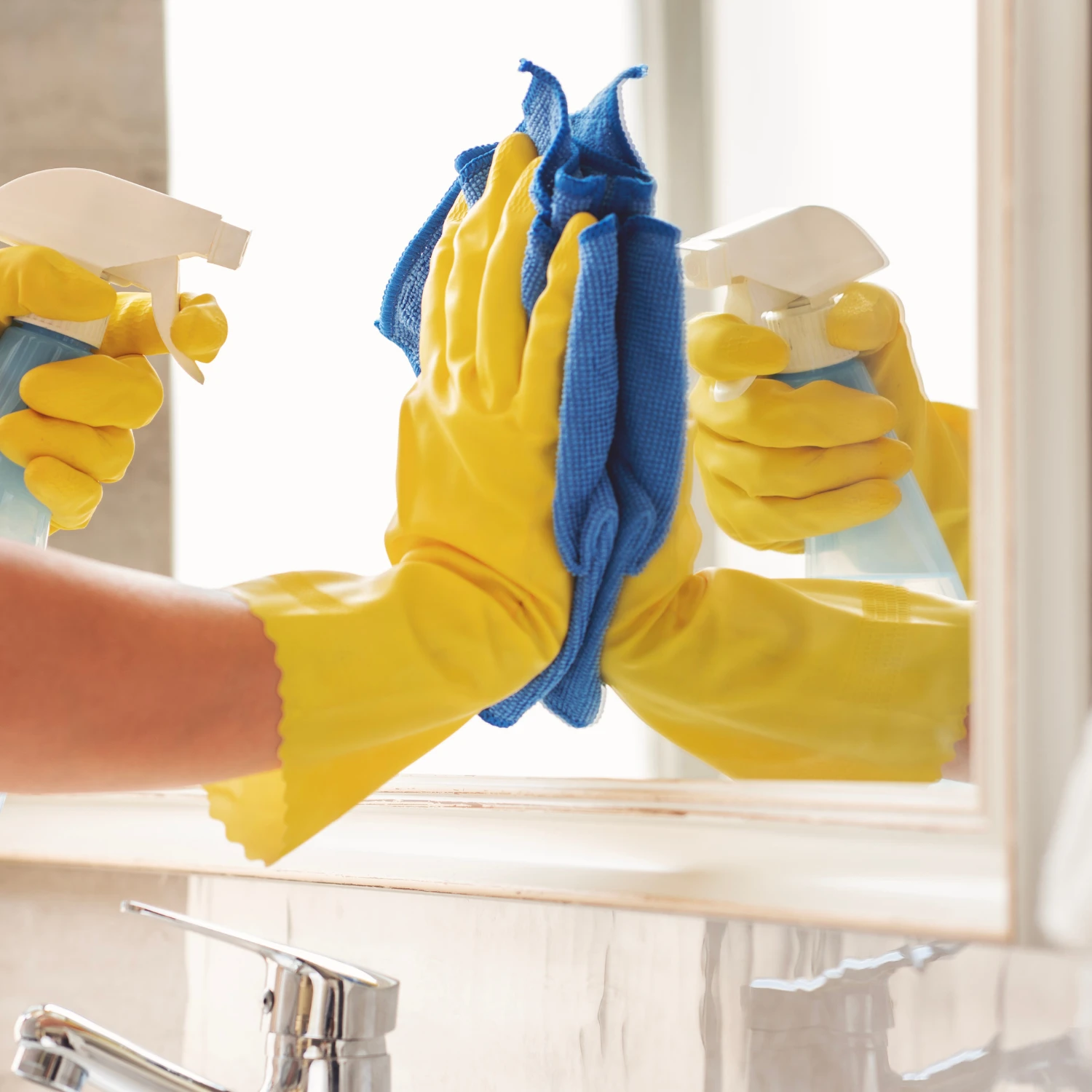 Mit Hilfe von einer Sprühflasche wird das Reinigungsmittel auf den Spiegel gesprüht, sodass ein Tuch zum Einsatz kommen kann.