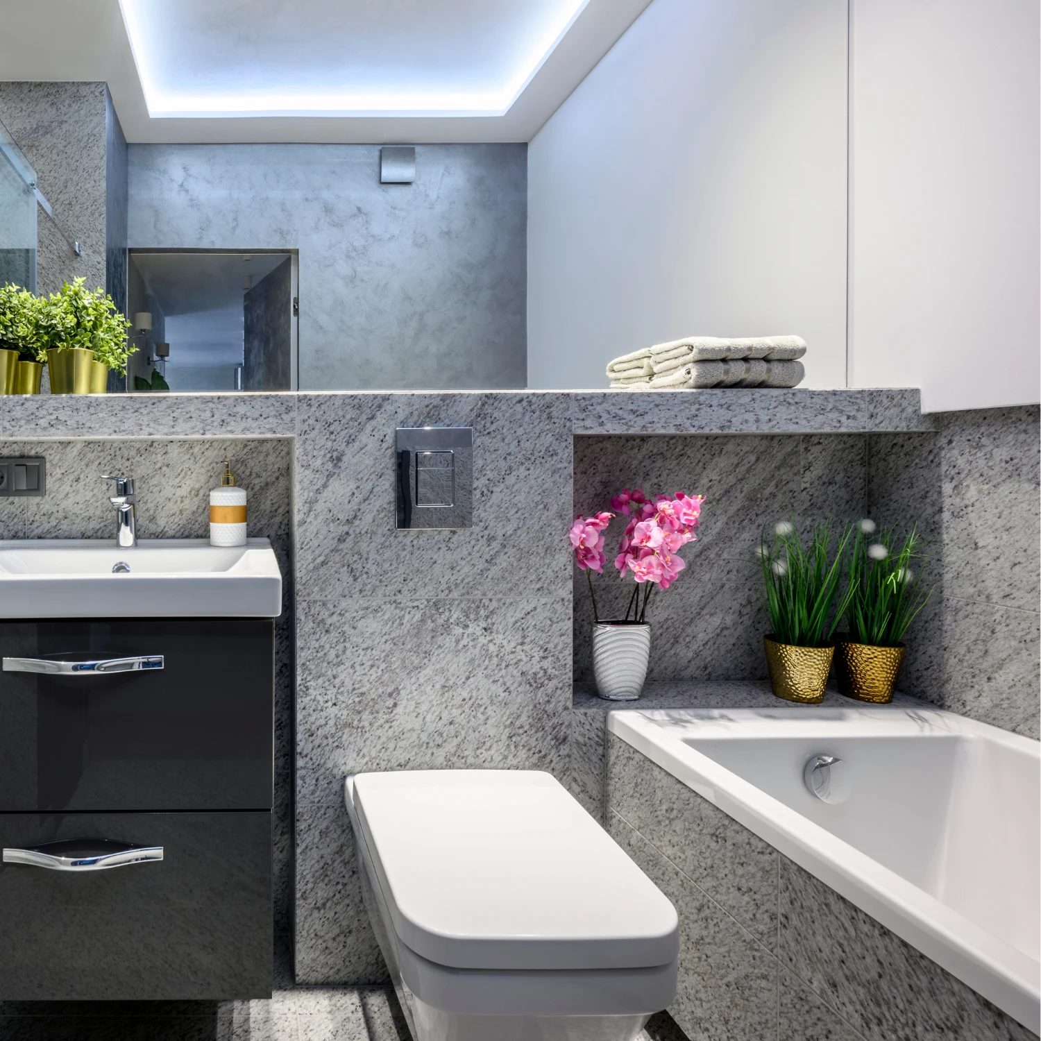 Modernes kleines Bad in Grautönen mit einer Badewanne