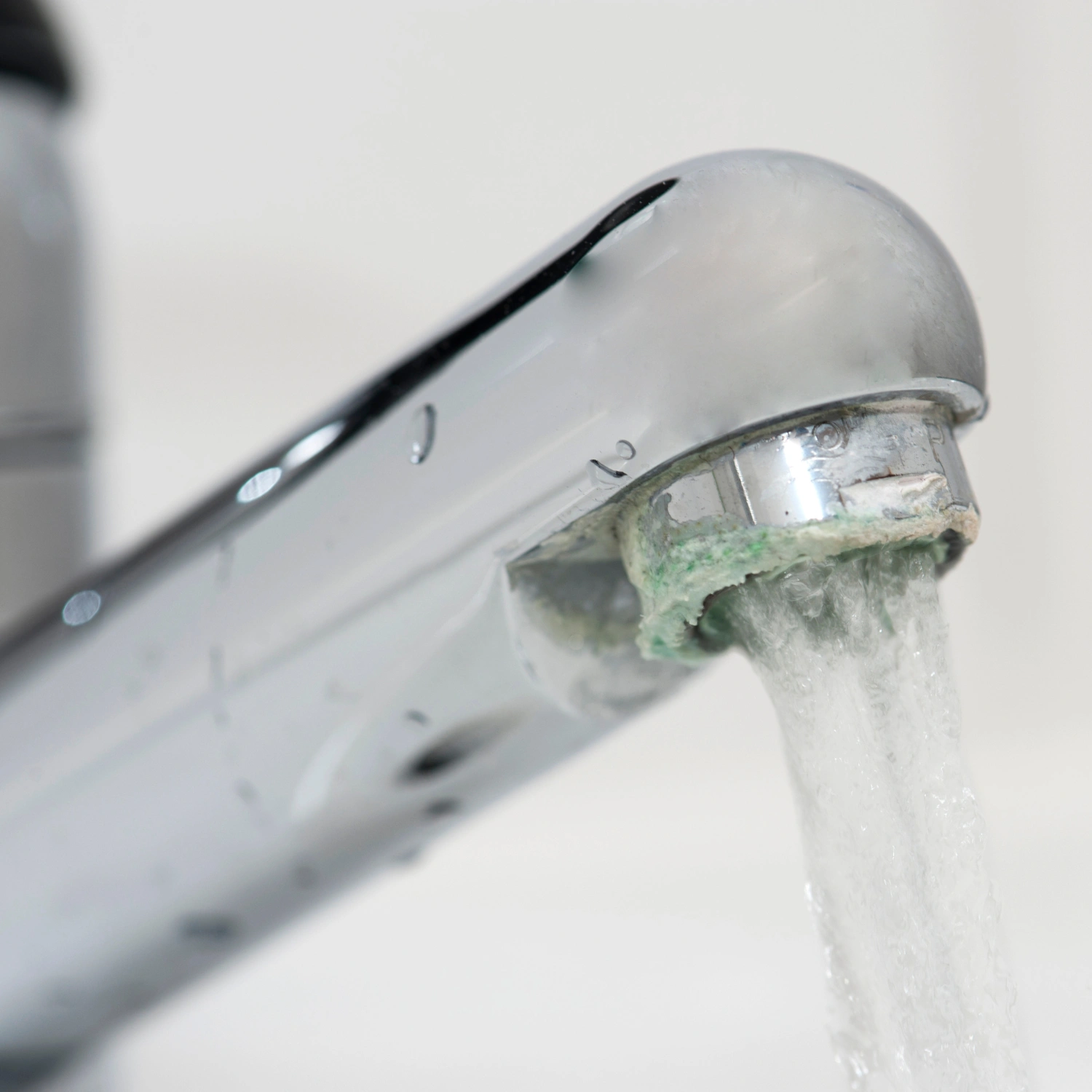 Kalkablagerungen am Wasserhahn