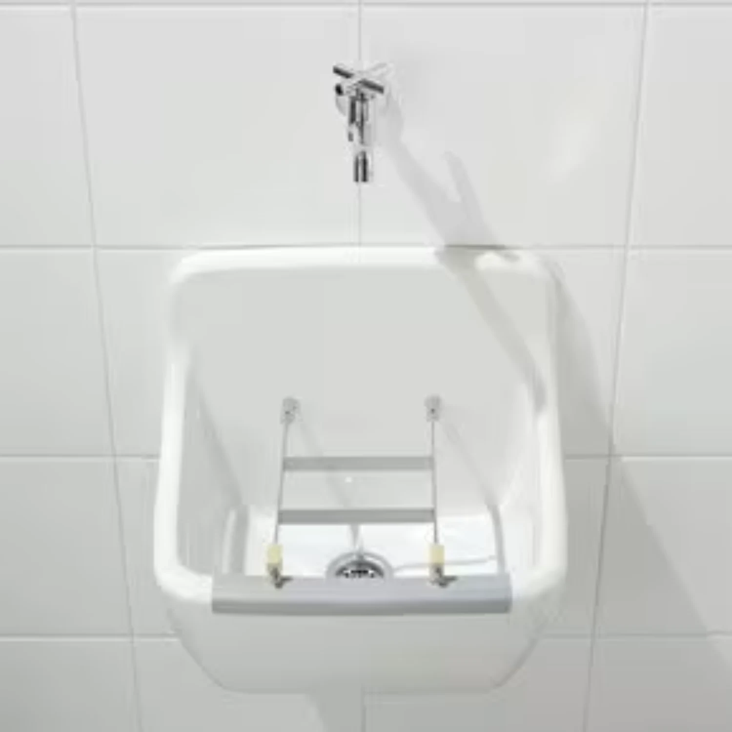 Villeroy & Boch O.novo Ausgussbecken in weiß an einer gefliesten Wand.