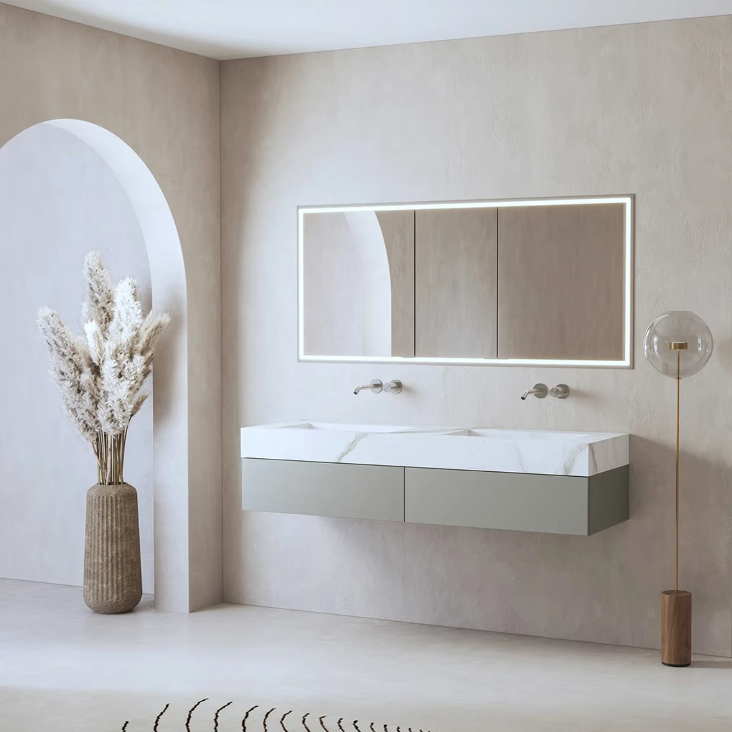 ALLUVION Pluto Spiegelschrank in einem hellen Badezimmer, minimalistisch gehalten und offen gestaltet.