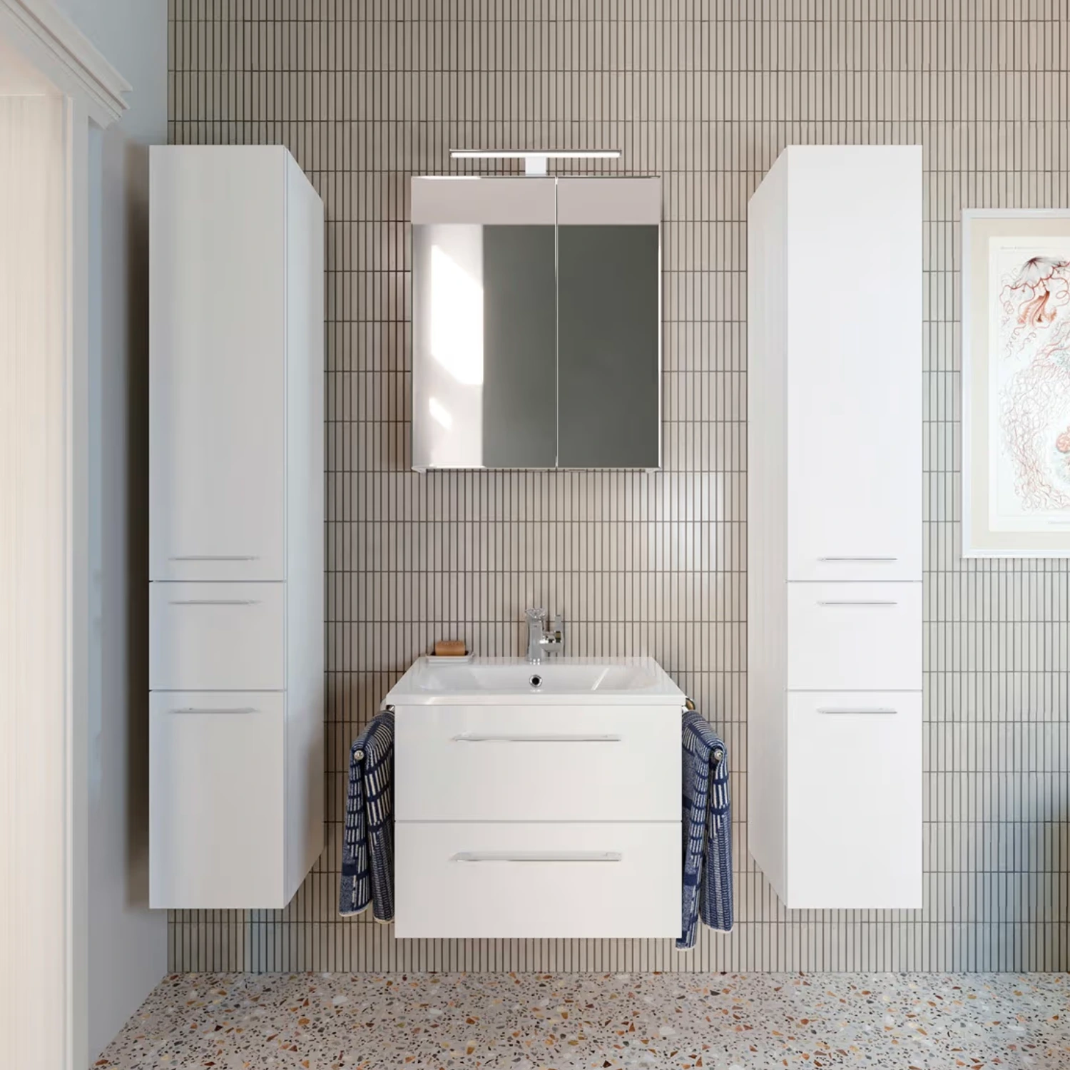 Steinkamp Joy 2.0 Waschtischunterschrank in weiß in einem modernen Bad mit einer hellen Fliesenrückwand.