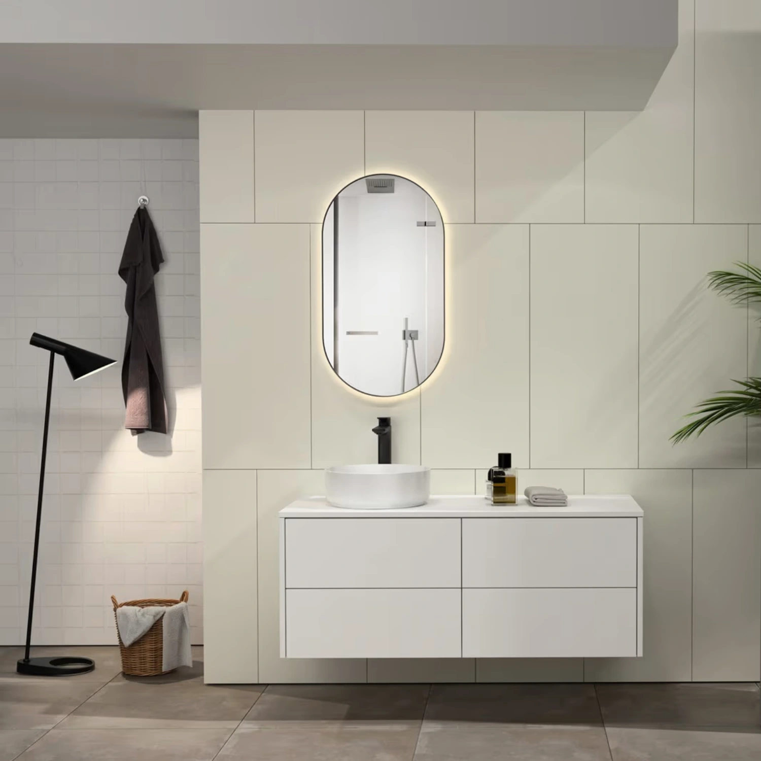 Helles Badezimmer im modernen Stil, abgerundet durch stilvolle Accessoires.