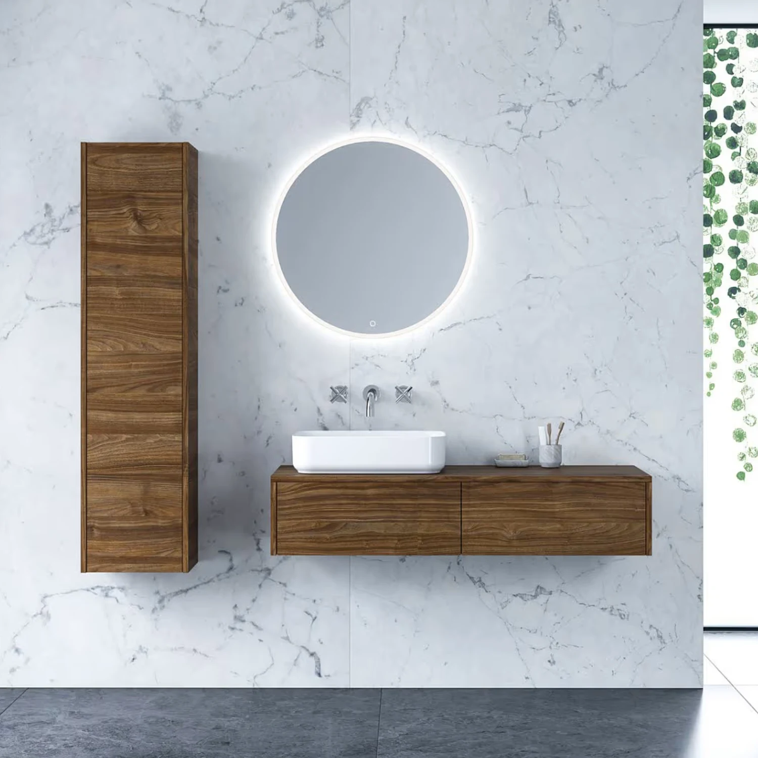 Großflächige Akzentwand im Marmordesign kombiniert mit einem Badmöbel Set aus dunklem Holz.