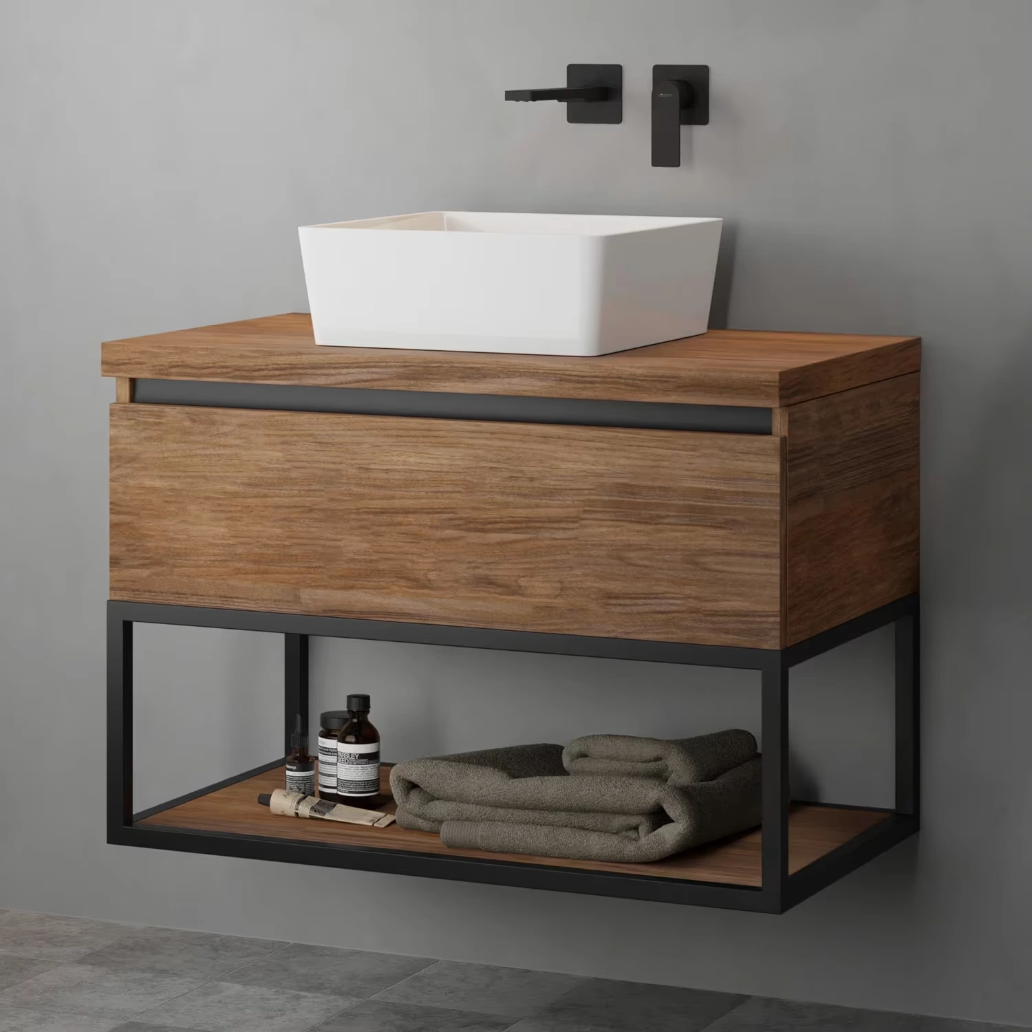 pianura Giulia Waschtisch mit Unterschrank in Holzoptik in einem grauen Bad mit Steinboden.