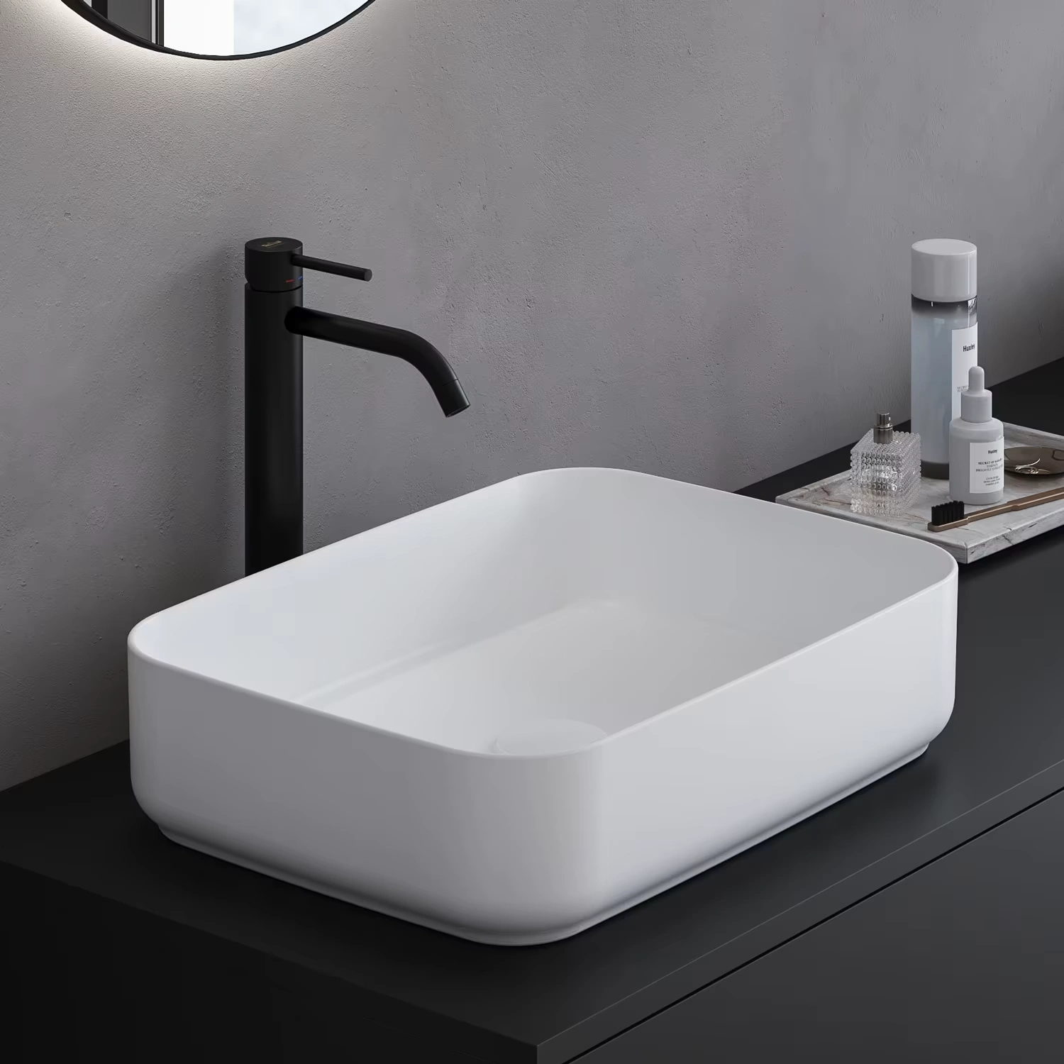Art Aufsatzwaschtisch in weiß matt mit eine schwarzen Armatur in einem modernen, zeitlosen Bad.