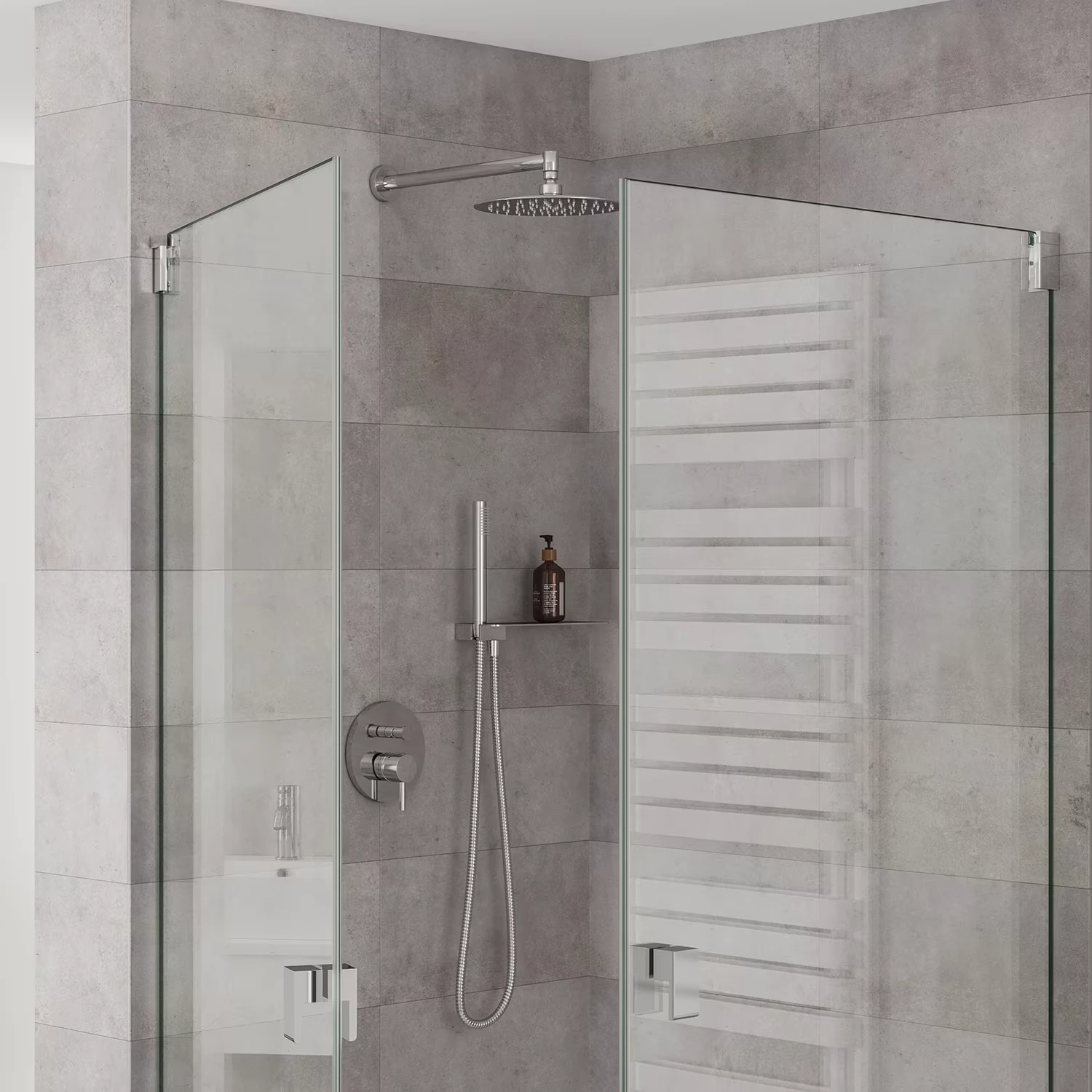 Kronenbach SUPRA 2.0 Kopfbrause in chrom in einem modernen, hellen Bad mit grauen Steinfliesen.