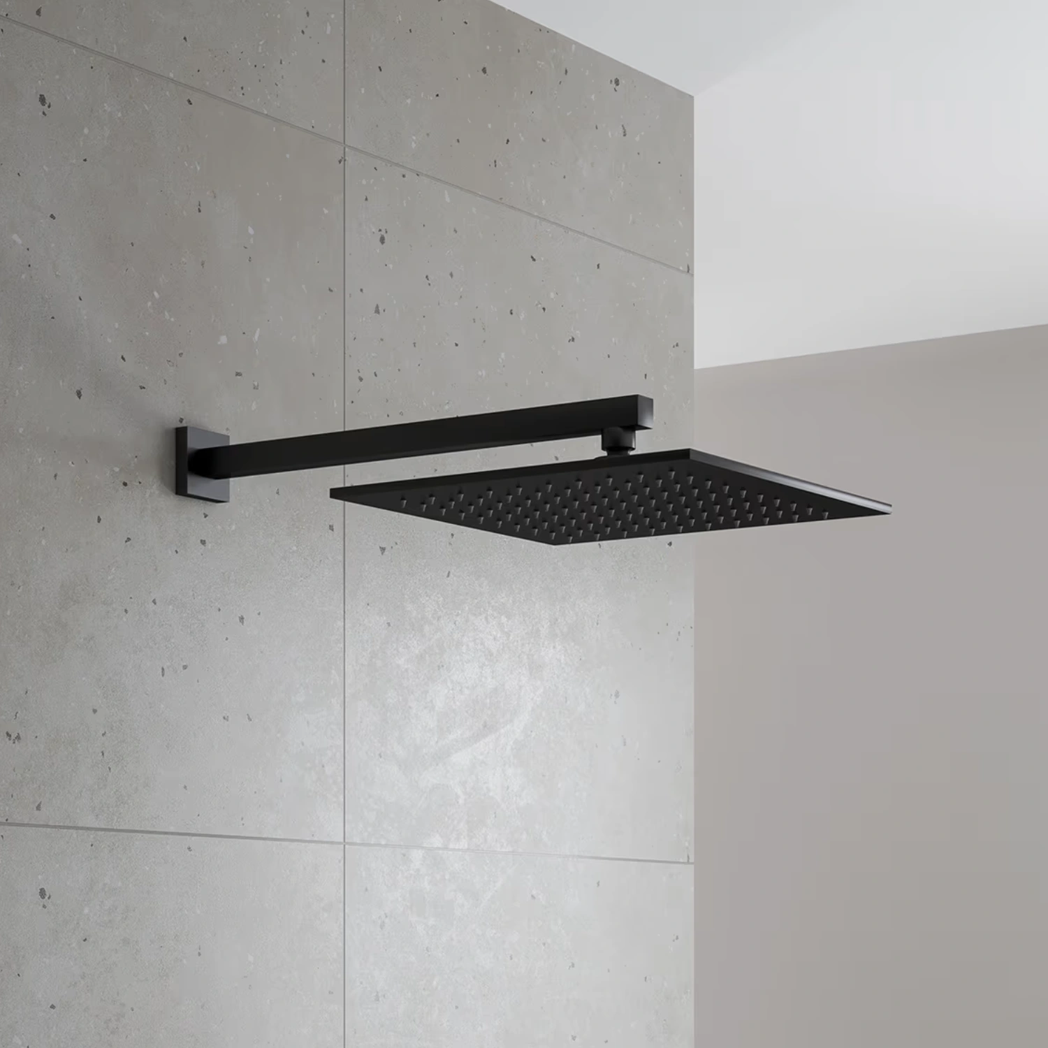 Eckige Kronenbach SUPRA 2.0 Kopfbrause in matt schwarz in einem schlichten Badezimmer.