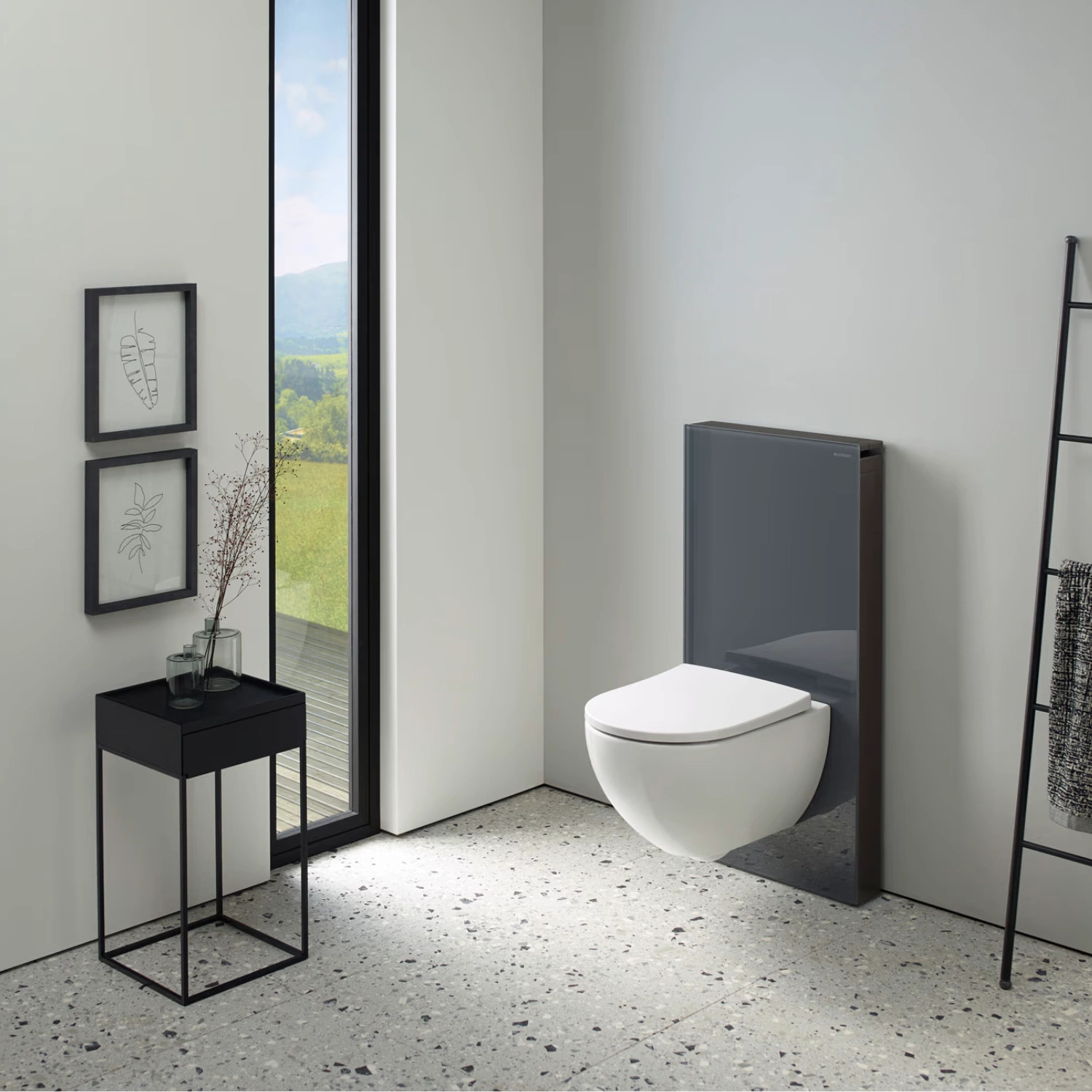 Geberit Monolith Sanitärmodul für Wand-WC mit einer Frontverkleidung aus Steinzeug in einem modernen Bad.