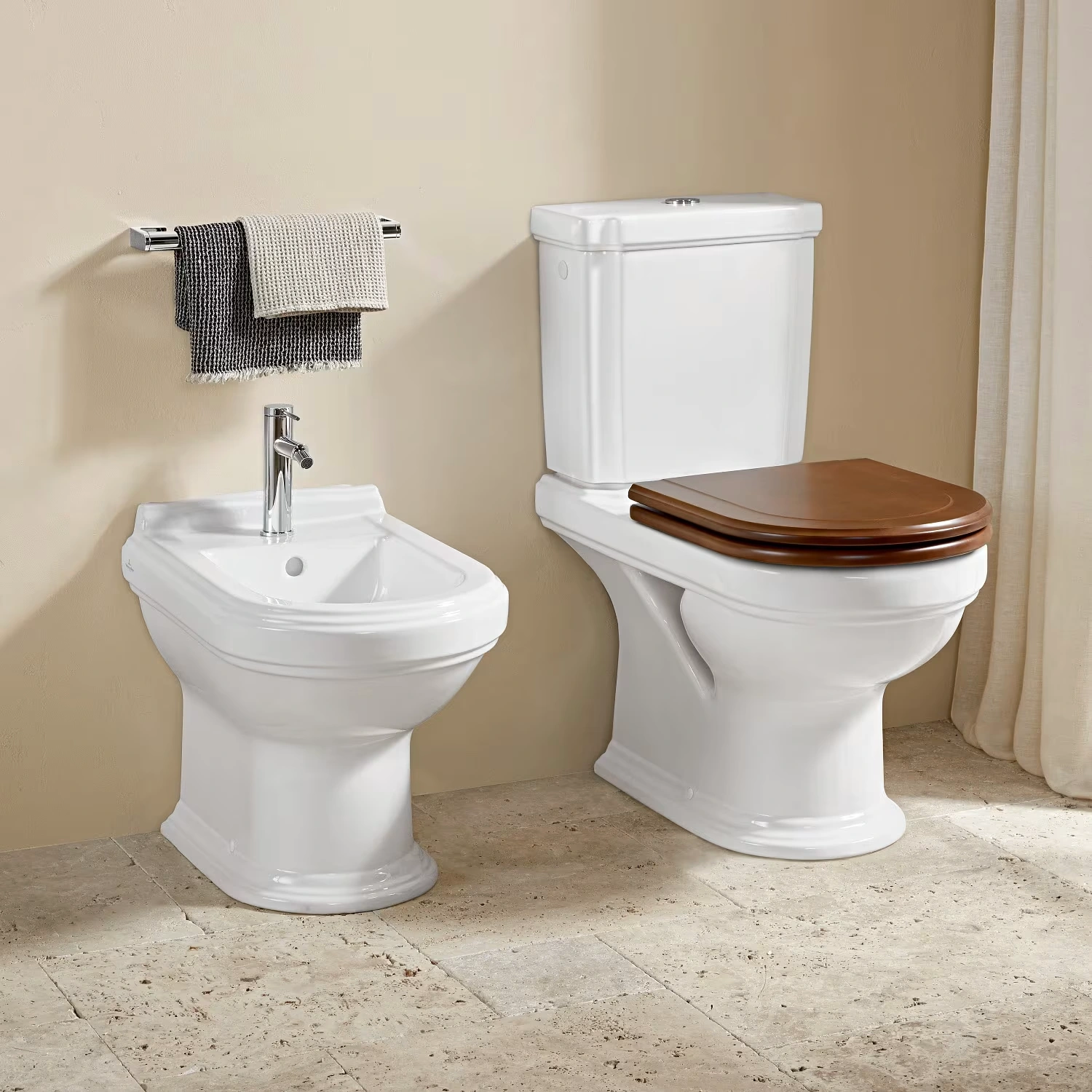 Villeroy & Boch Hommage Spülkasten in einem Vintagebad.