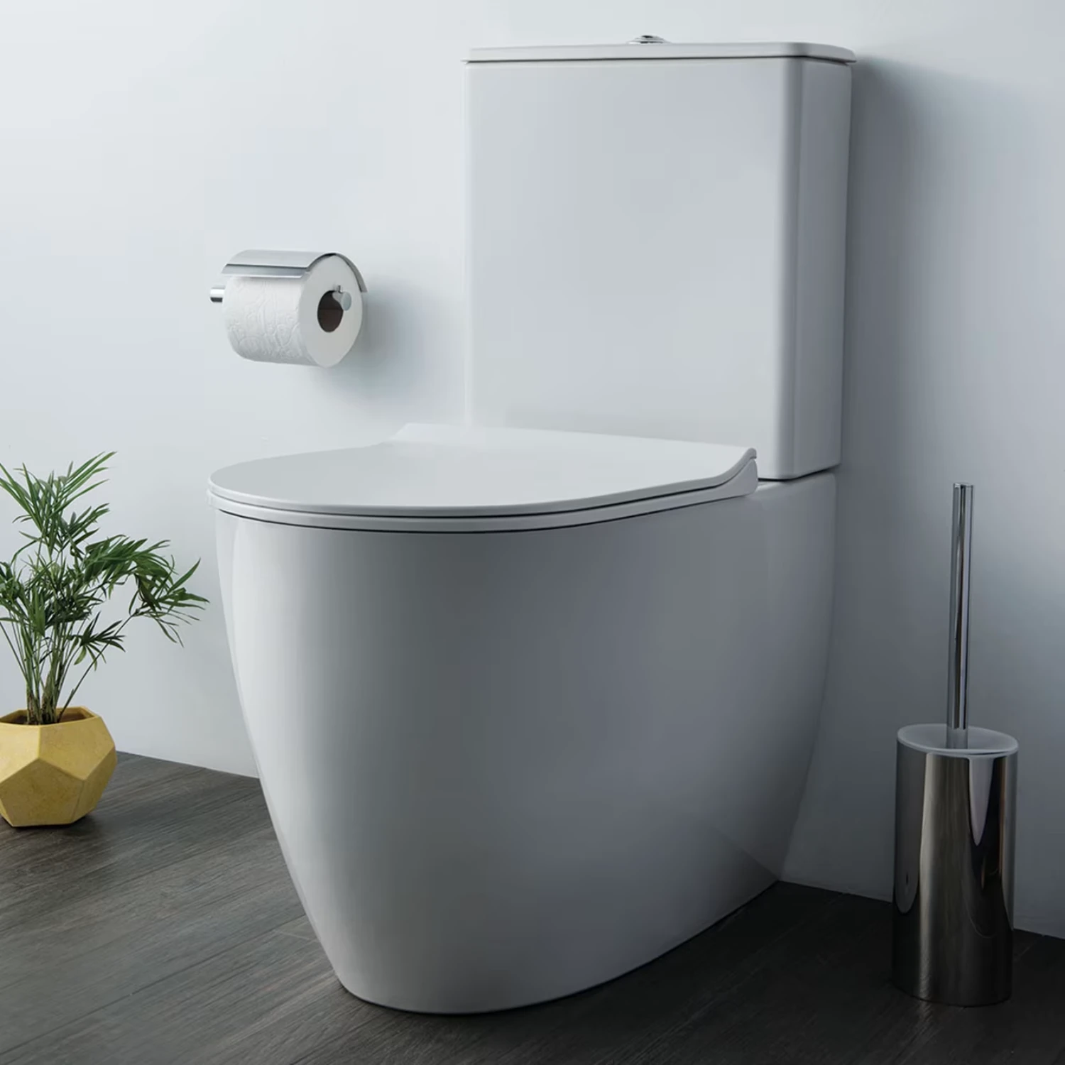 VitrA Sento Aufsatzspülkasten keramisch an einem weißen Wand WC in einem hellen Bad.