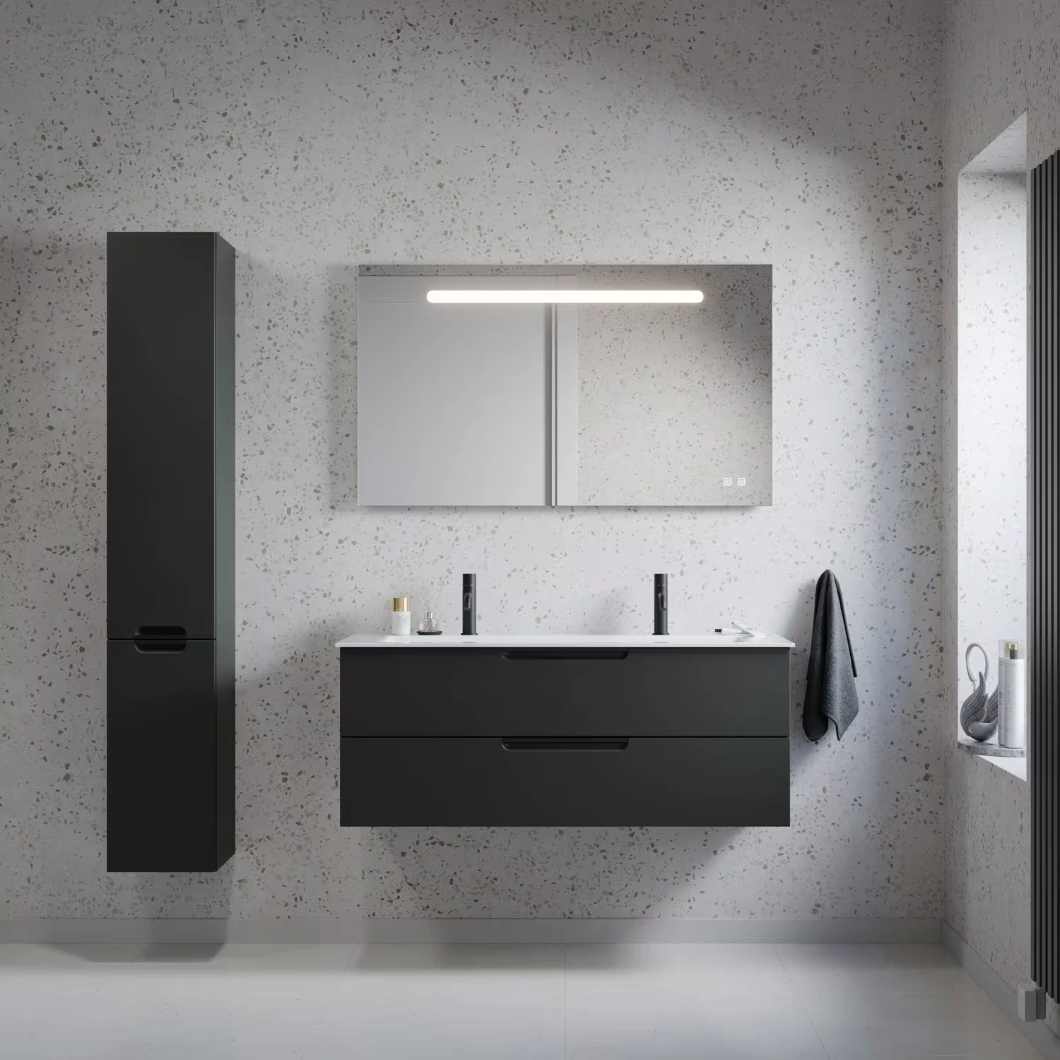 burgbad Ilo Waschtisch mit Waschtischunterschrank mit einer Terrazzowand im Schwarz-Weiß Design.