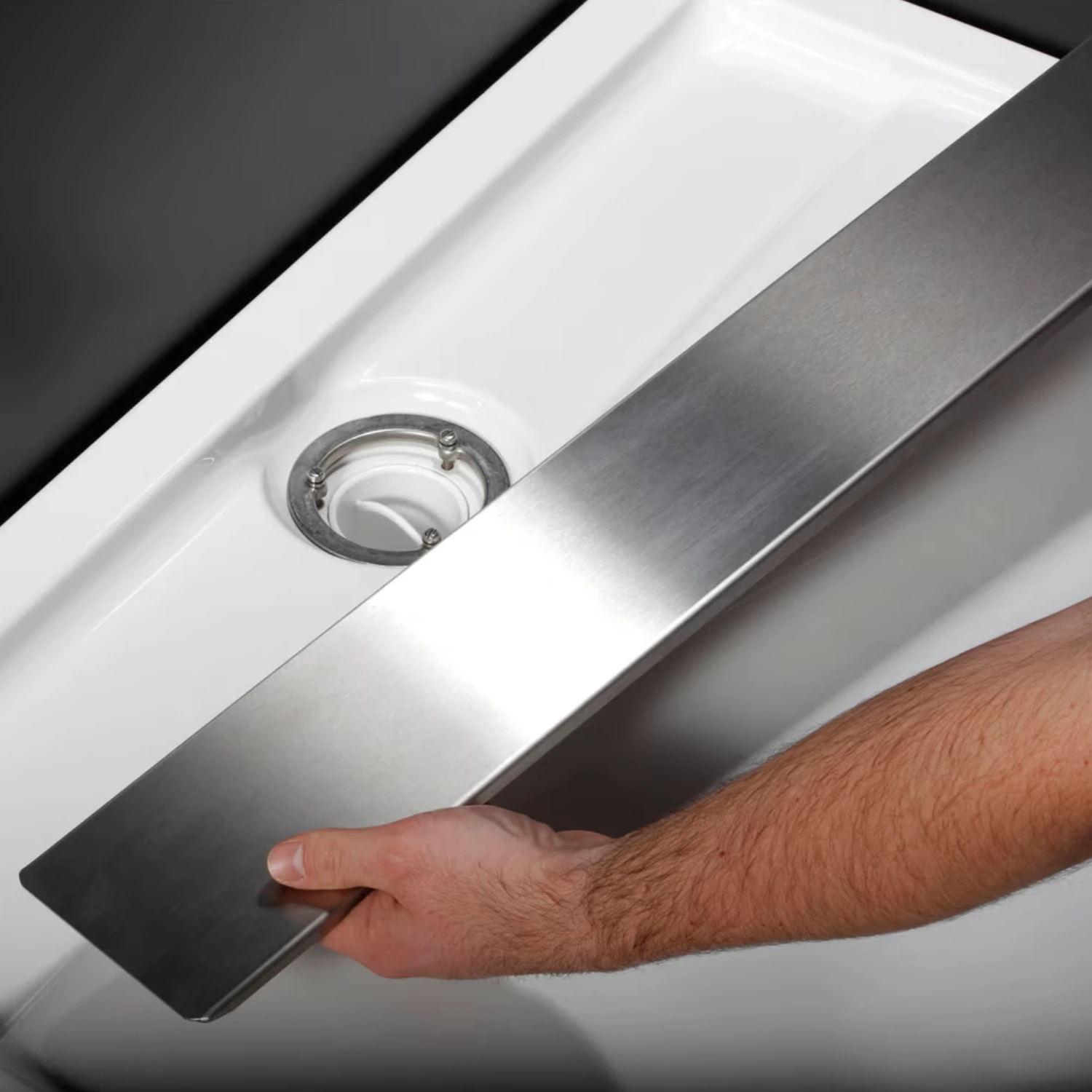 Die Steinkamp Living Duschwanne mit Ablaufrinne wird eingesetzt.