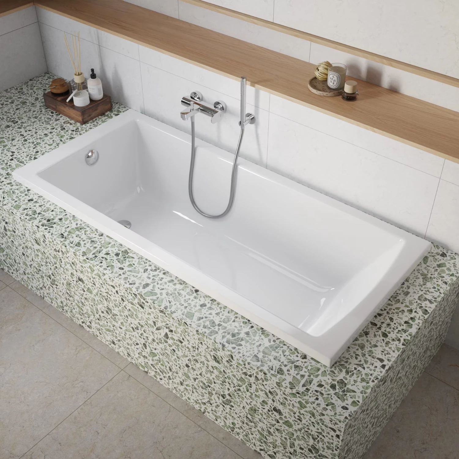 Moderne pianura Badewanne mit einer Terrazzoverkleidung in diversen Grüntönen.