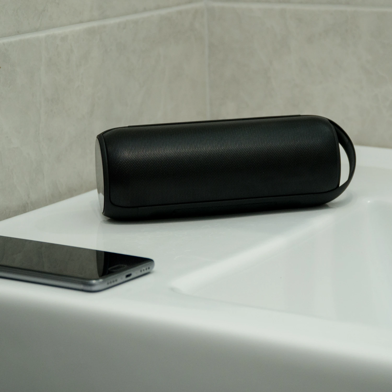 Bluetooth Lautsprecher im Badezimmer für ein entspanntes Ambiente.
