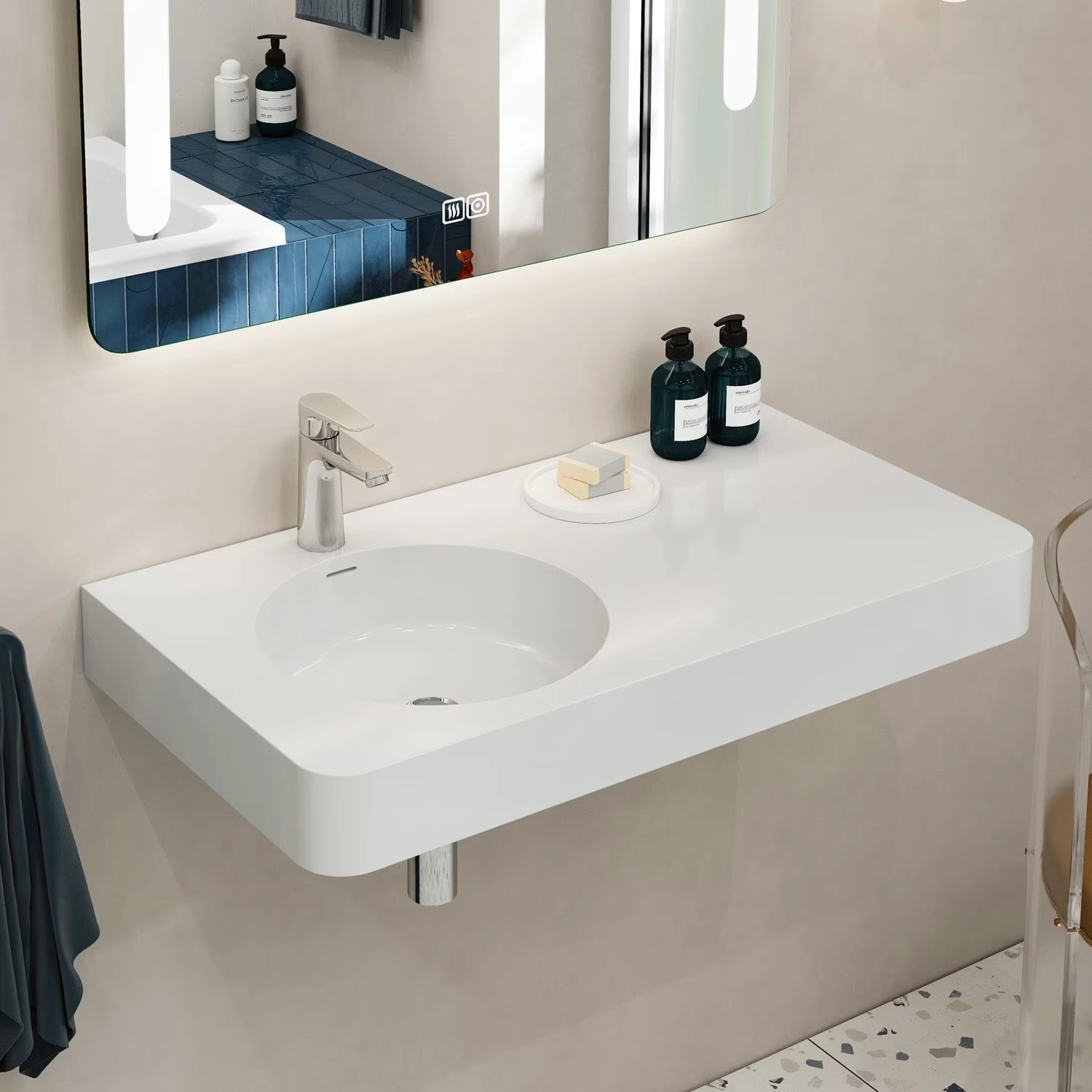 Kronenbach Radia 3.0 Waschtisch-Einhebelmischer in einem eleganten Luxusbad mit dunkelblauen Fliesen.