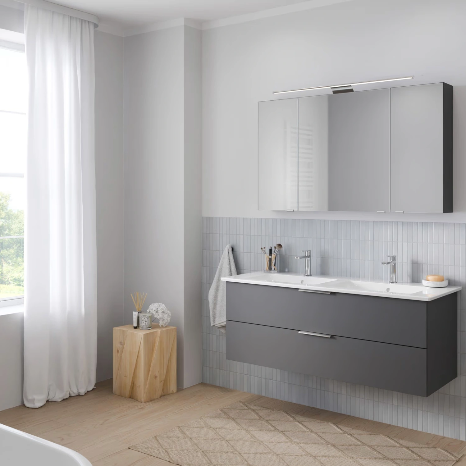 Steinkamp Living 2.0 / Villeroy & Boch Venticello Badmöbel Set in quarzgrau matt inklusive Spiegelschrank in einem hellen, modernen Badezimmer.