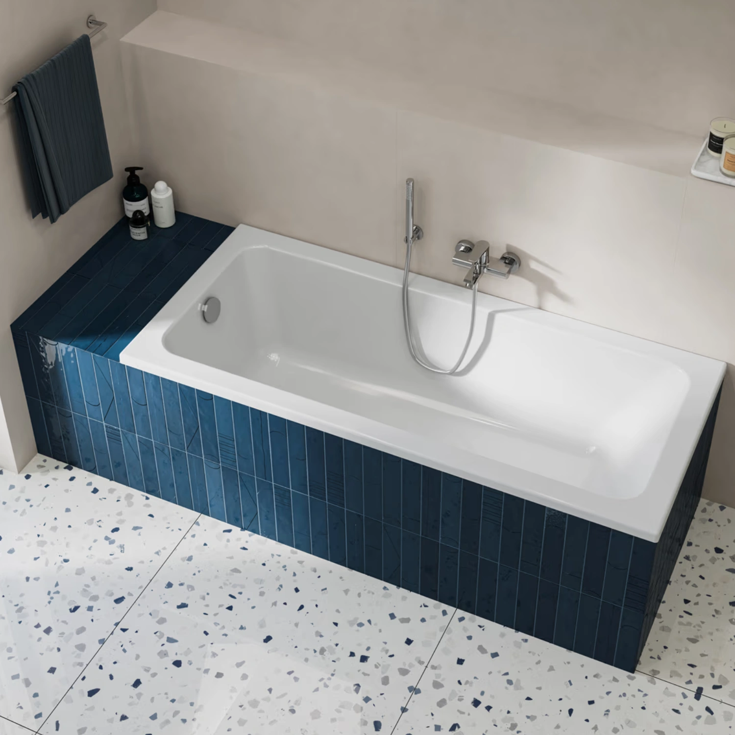 Kronenbach Cube Solo-Badewanne verkleidet mit blauen Fliesen in einem minimalistischen Badezimmer.