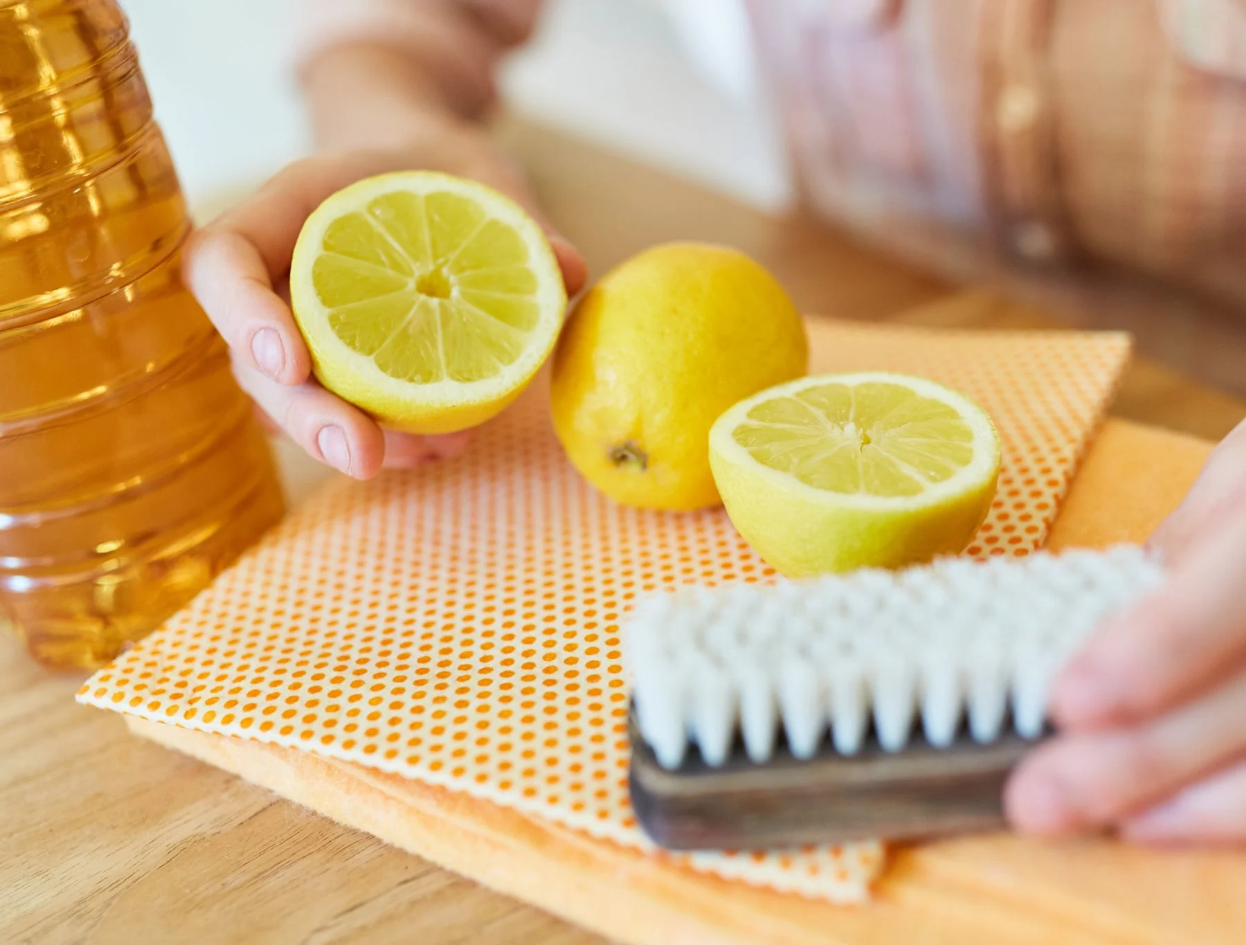 Reinigung der Badewanne mit Zitronensäure