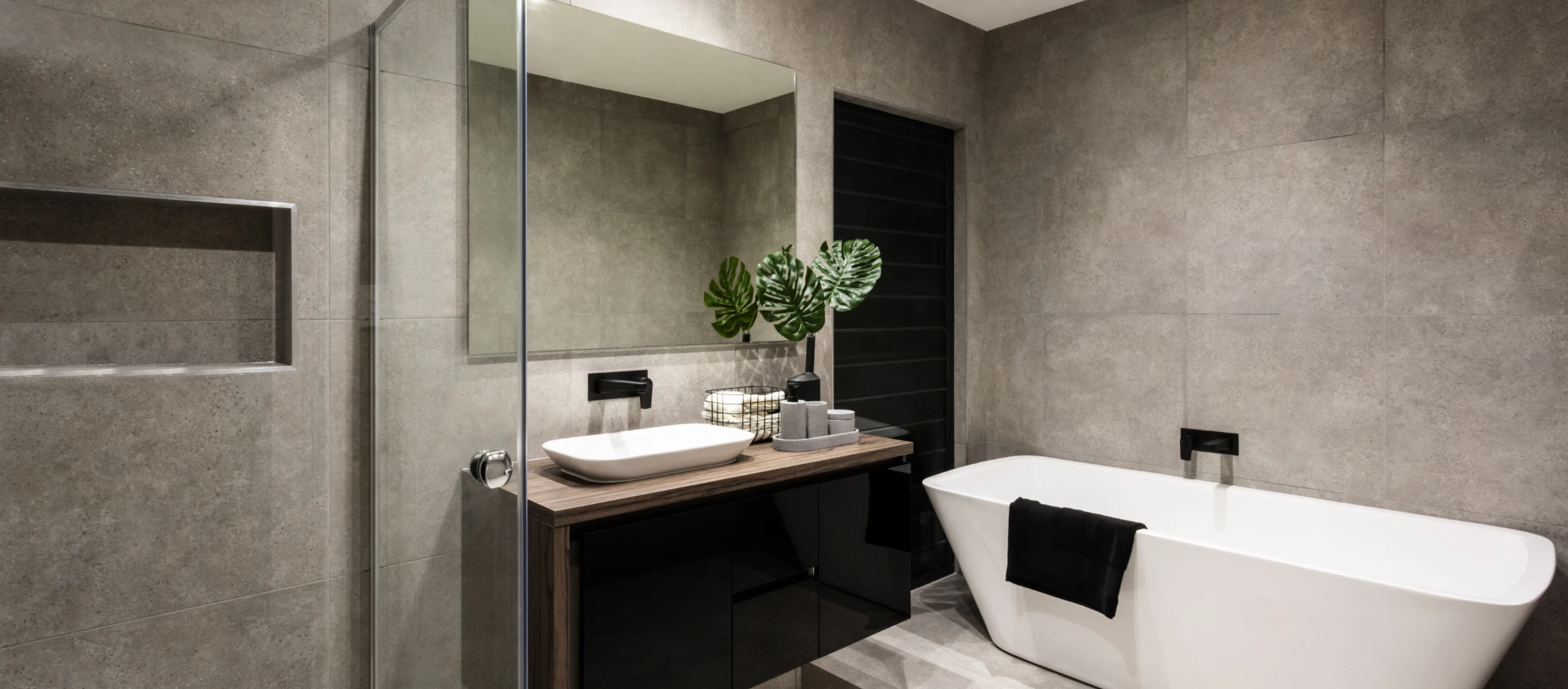 Modernes Badezimmer mit Duschbereich und Badewanne im Keller
