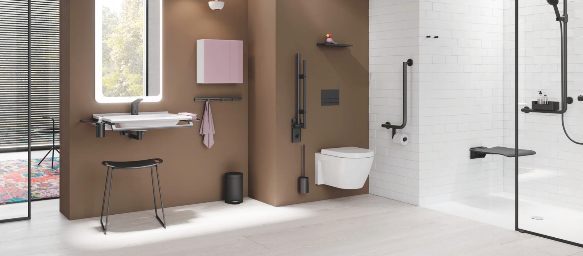 Barrierefreies Badezimmer mit schwarzen Akzenten