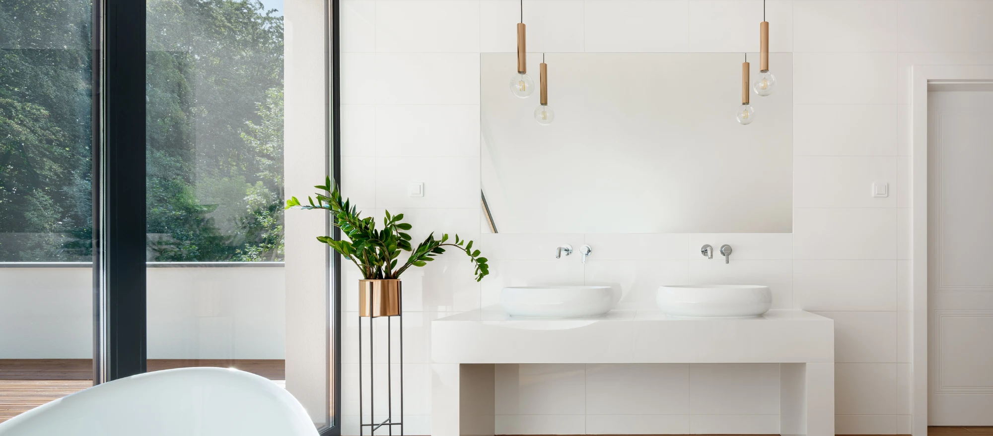 helles, weißes Badezimmer mit weißen Badmöbeln