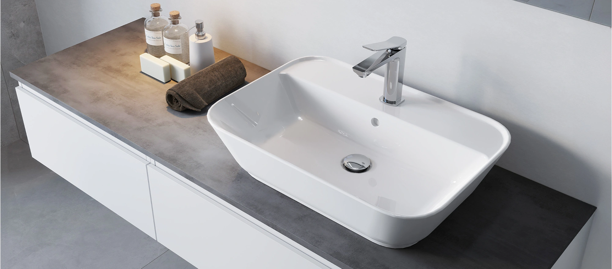 weißes Aufsatzwaschbecken in hellem, modernen Badezimmer