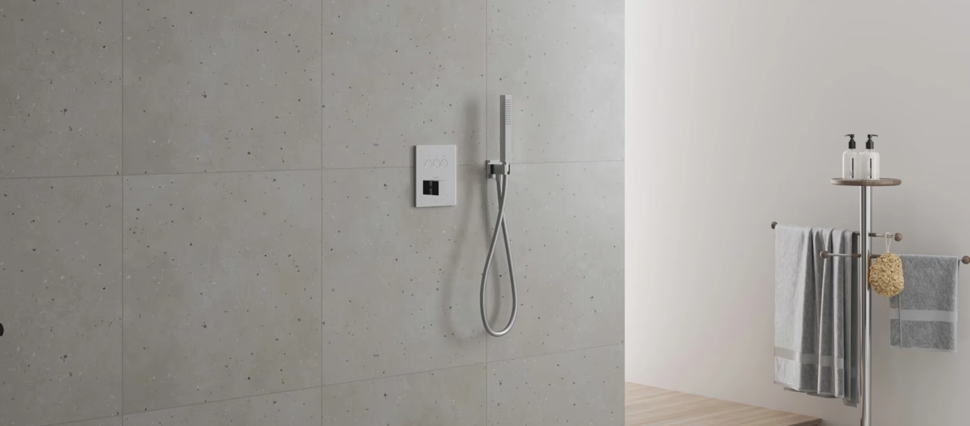 Unterputz-Modell einer Thermostatarmaturin Chrom in einem gräulichen Bad