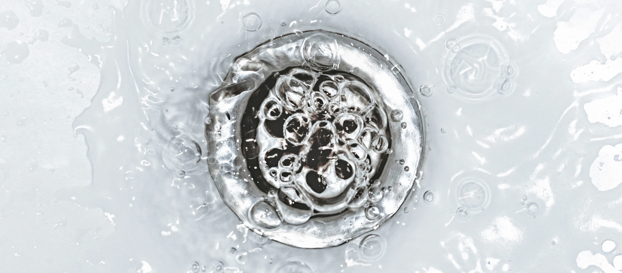 Ablaufendes Wasser: Symbolbild zum Thema „Abfluss reinigen“