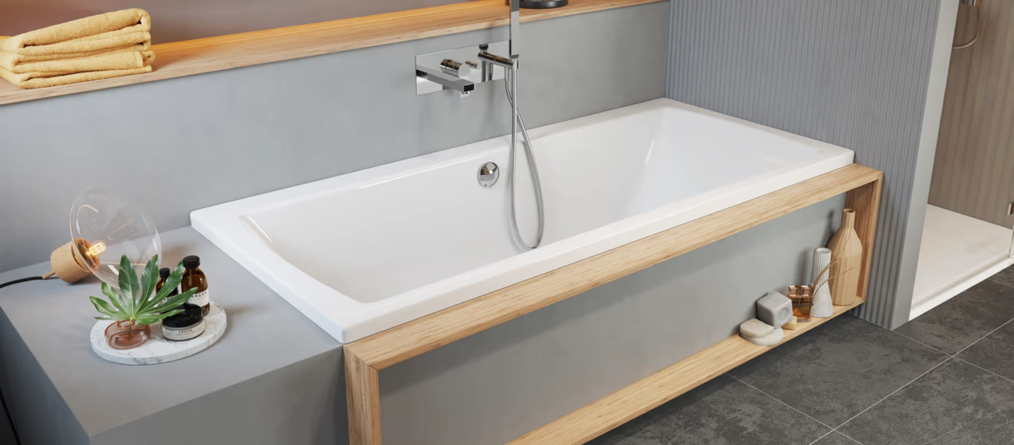 Badewannenträger mit grauer Verkleidung und Holzelementen