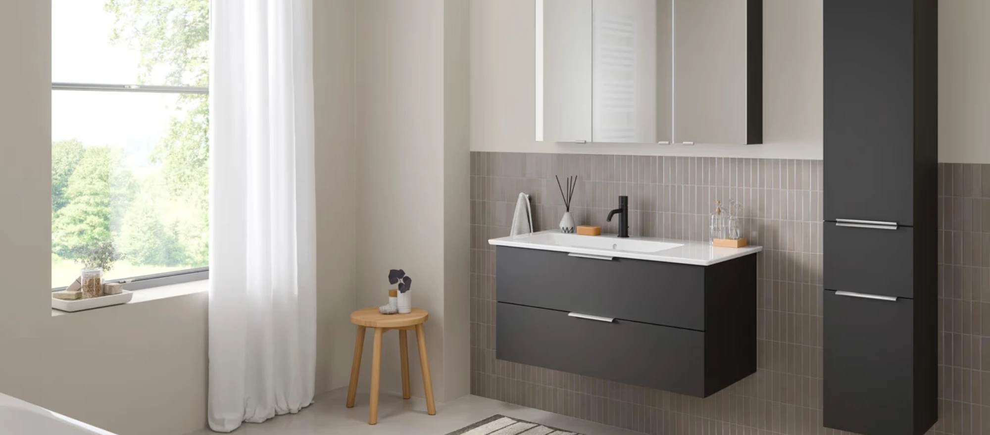 Modern gestaltetes Badezimmer mit schwarzen Badmöbeln