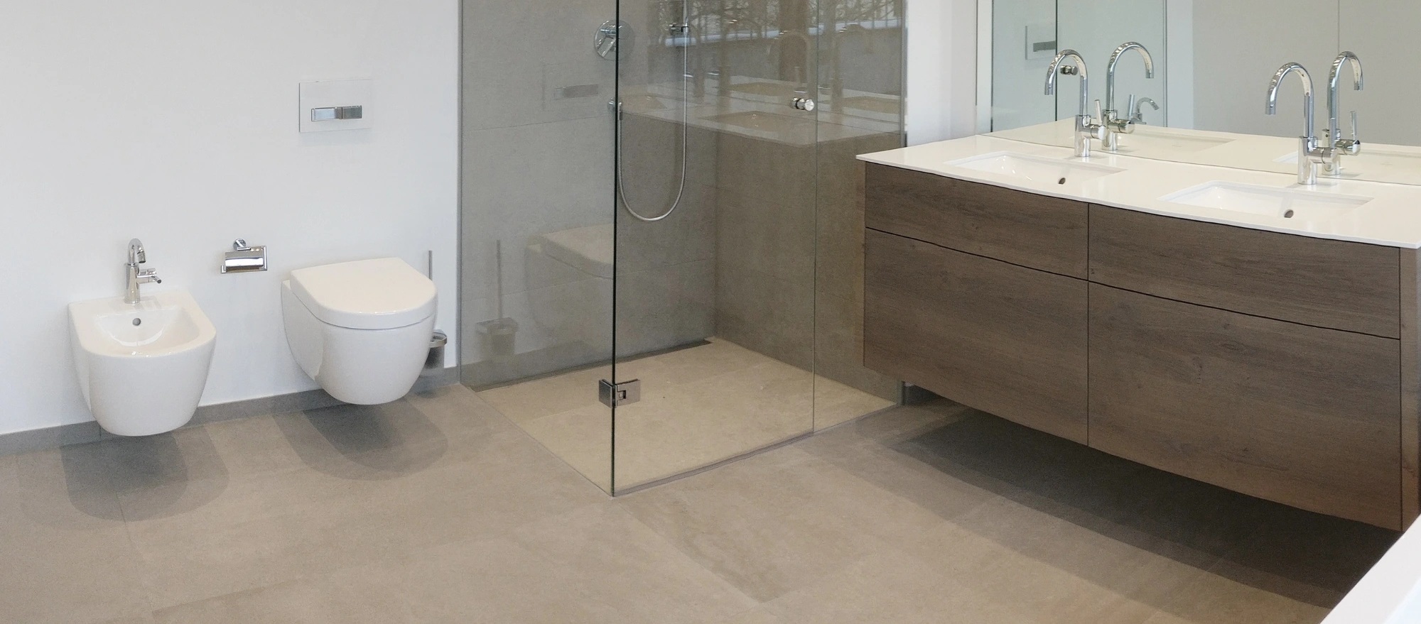 Großräumiges Bad mit Bidet und Toilette